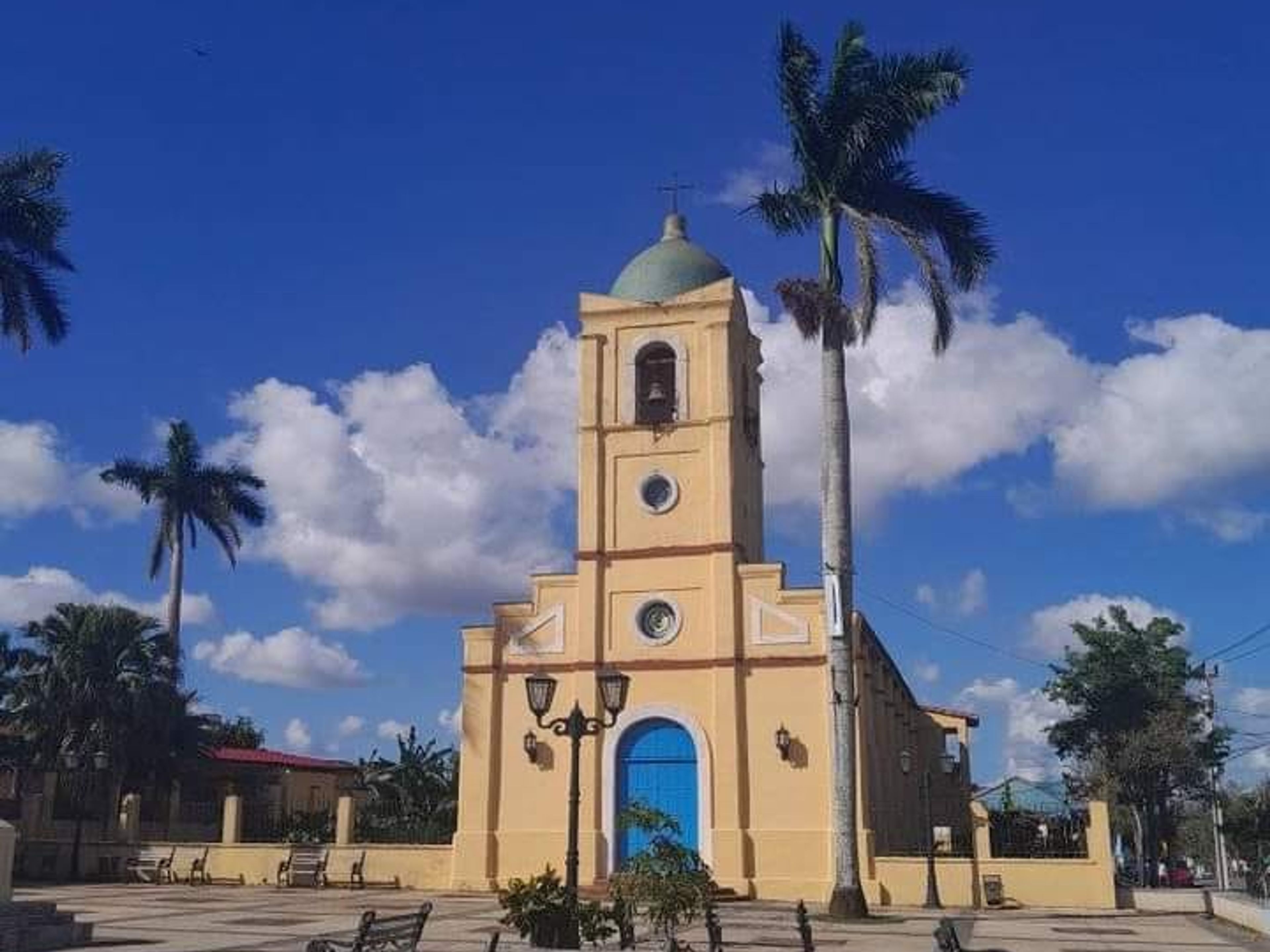 “CONECTANDO CUBA: TRINIDAD / CIENFUEGOS / VIÑALES / PINAR DEL RÍO” (CC1 - B) Sammeltransferdienste. The Church of Viñales town panoramic view, Viñales, Pinar del Río.