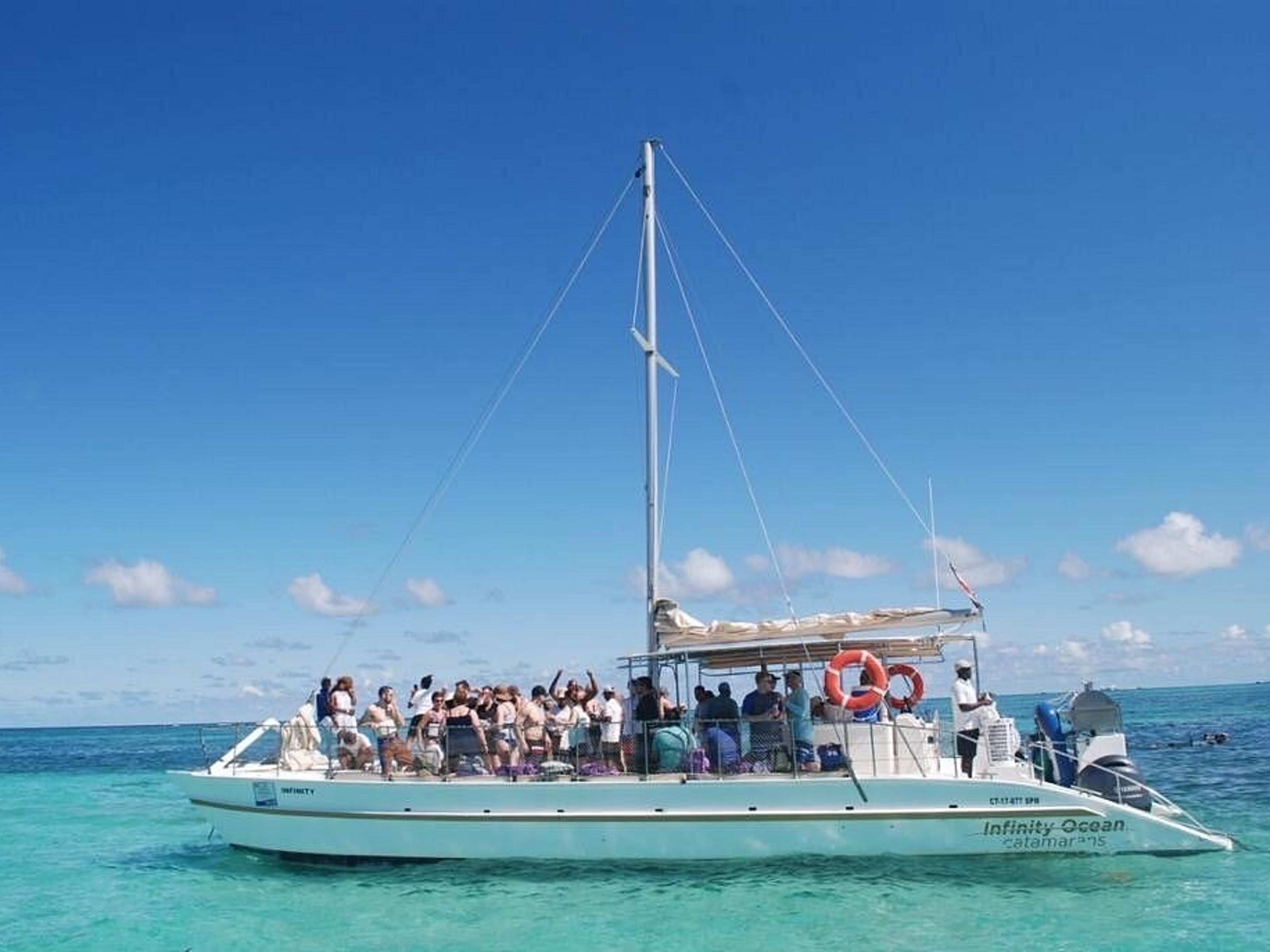 Tour "FESTA SU UN CATAMARANO A BÁVARO". CATAMARAN PARTY IN BÁVARO, Dominican Republic.