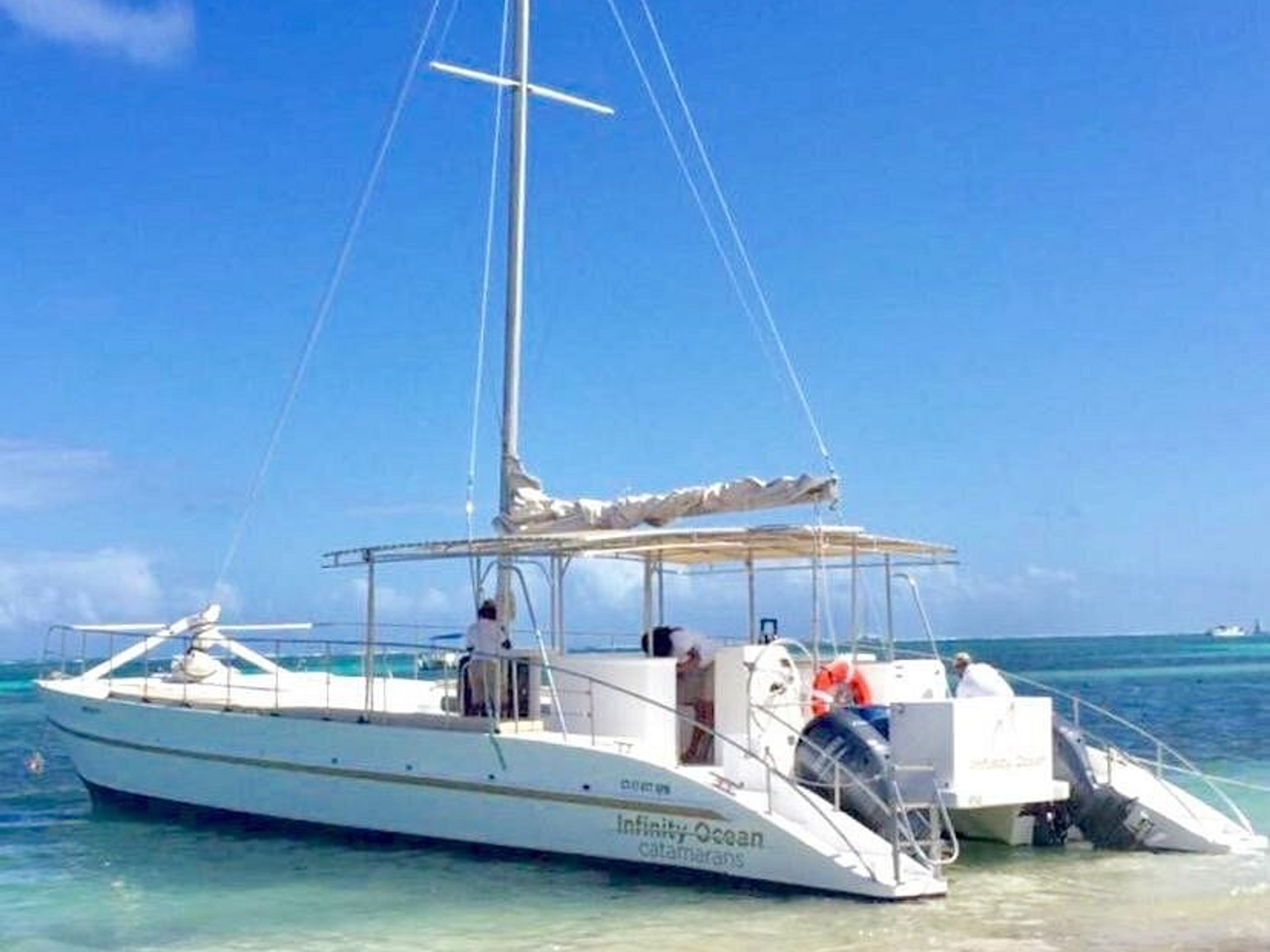 Tour "FESTA SU UN CATAMARANO A BÁVARO". CATAMARAN PARTY IN BÁVARO, Dominican Republic.