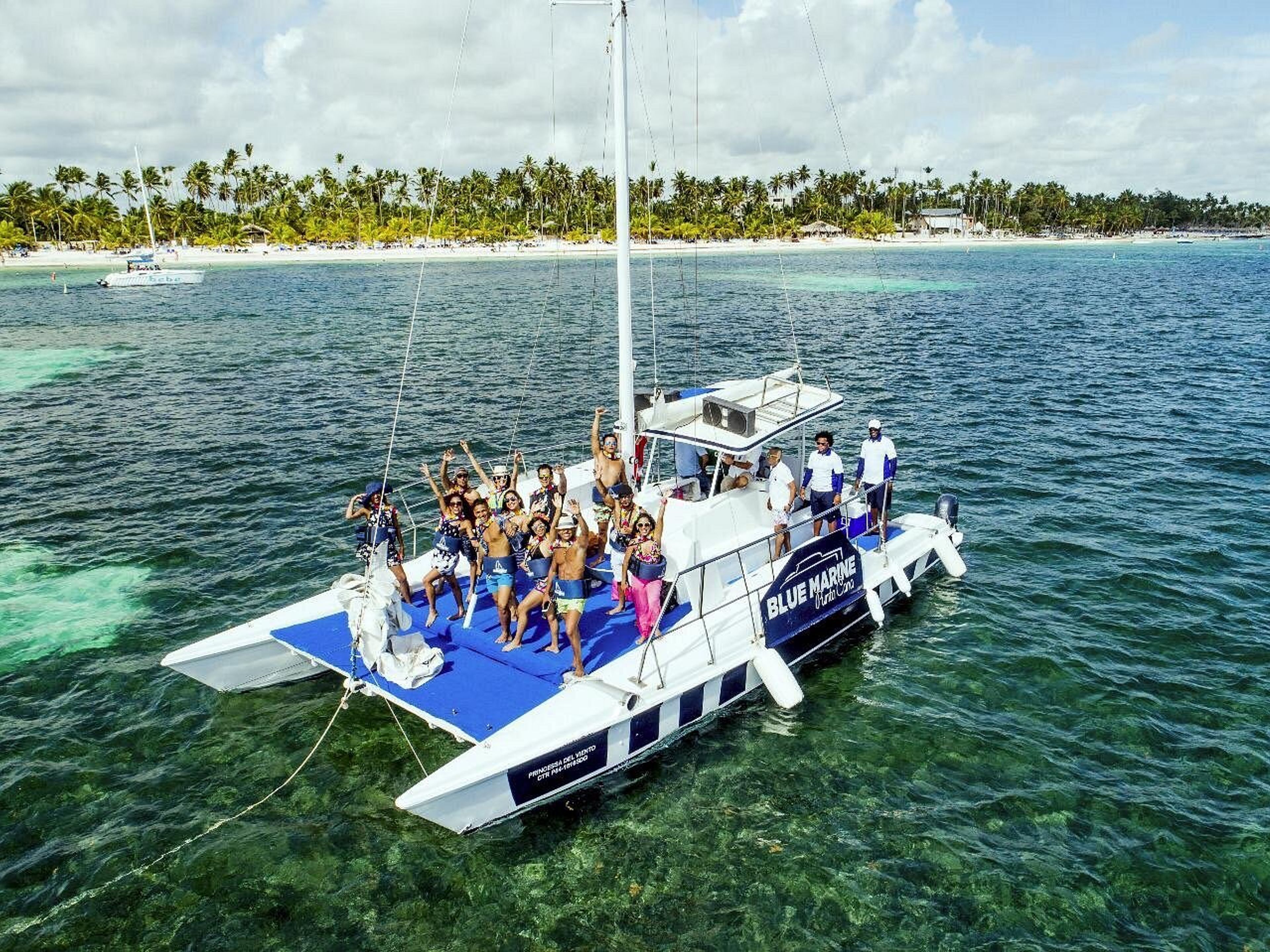 Tour "FESTA SU UN CATAMARANO A BÁVARO". CATAMARAN PARTY IN BÁVARO, Dominican Republic.