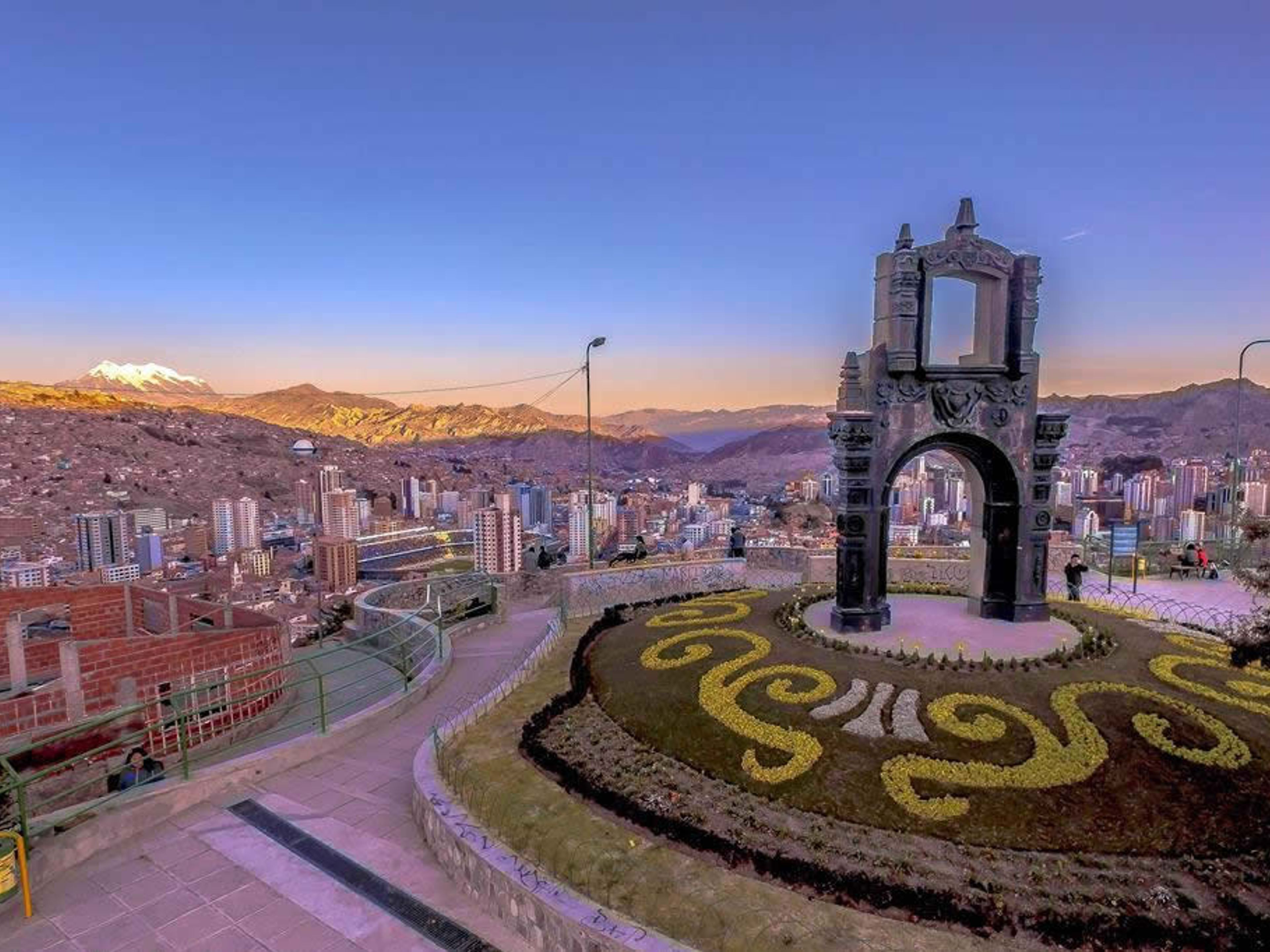 CITY TOUR Tour "LA PAZ". Killi Killi Viewpoint. View of the La Paz City and the Nevado Illimani