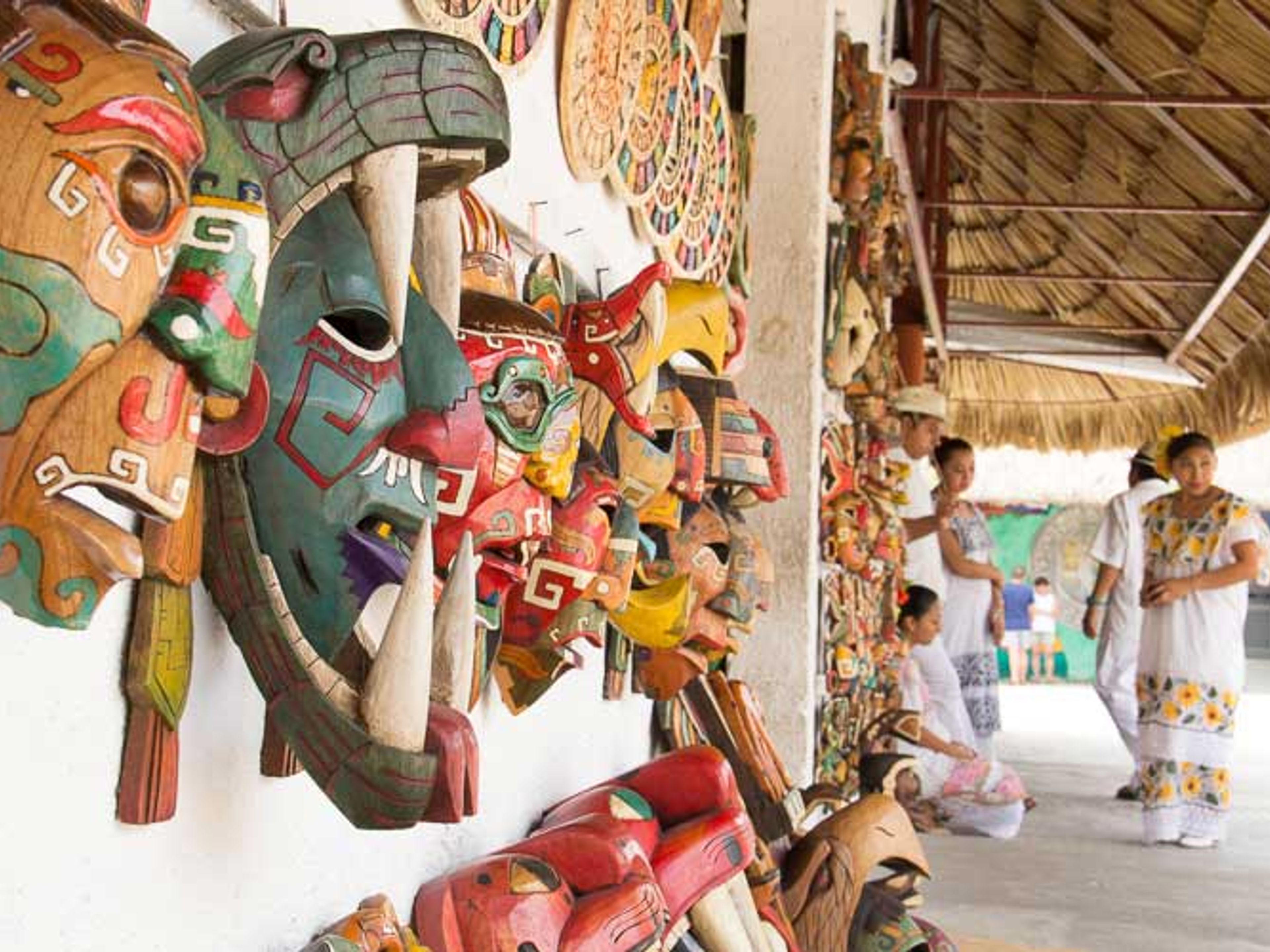 "Chichén Itzá vanuit Cancun" Tour. Ancient Mayan masks, souvenirs of the legacy in Chichen Itza, Cancun.