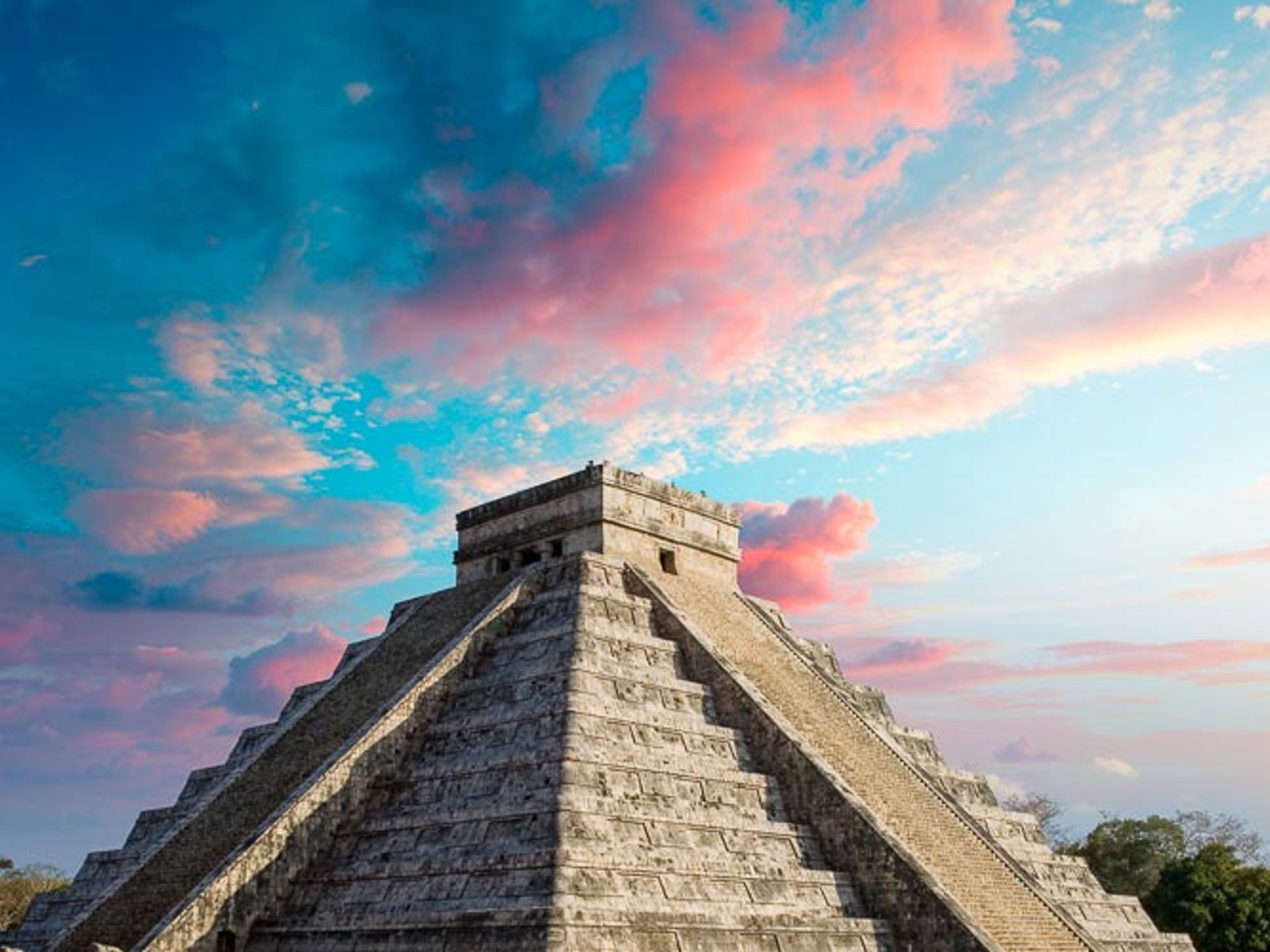 "Chichén Itzá vanuit Cancun" Tour. "El Castillo", also known as Temple of Kukulcan is the center of the archaeological site in Chichen Itza, Cancun, mexico