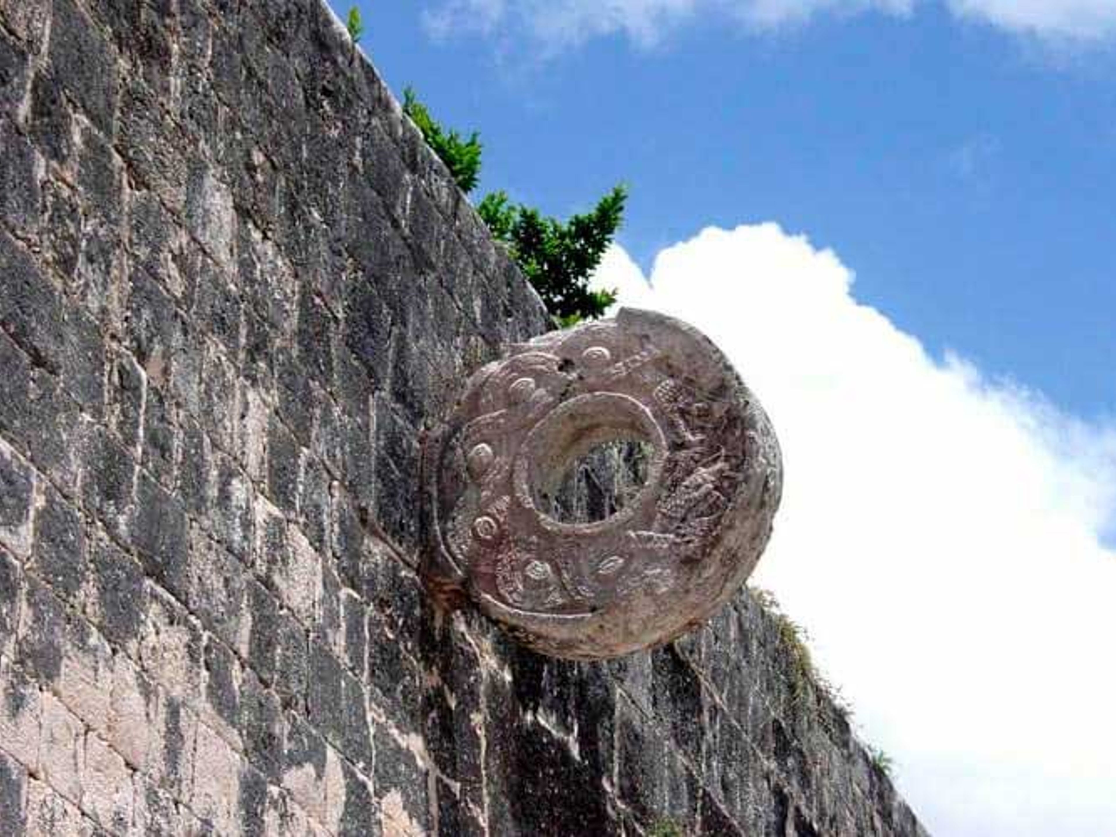 "Чичен-Ица из Канкуна" Тур. Stone Ring located 9 m above the floor of the Great Ballcourt. Chichen Itza Archaeological Zone, Cancun, Mexico.