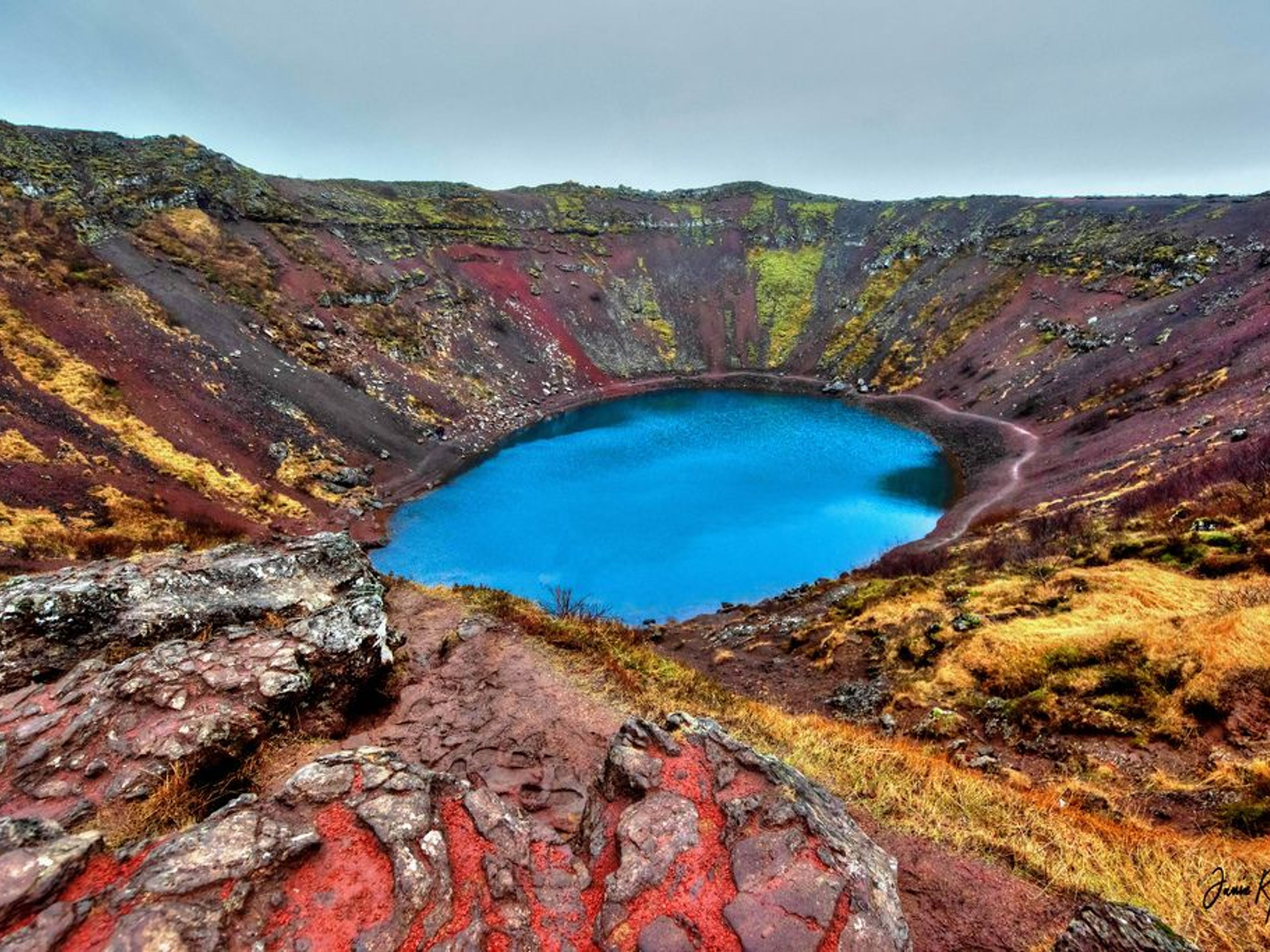 Excursão privada "CÍRCULO DOURADO + MÓVEL DE NEVE". The volcanic crater Kerid panoramic view, Iceland.
