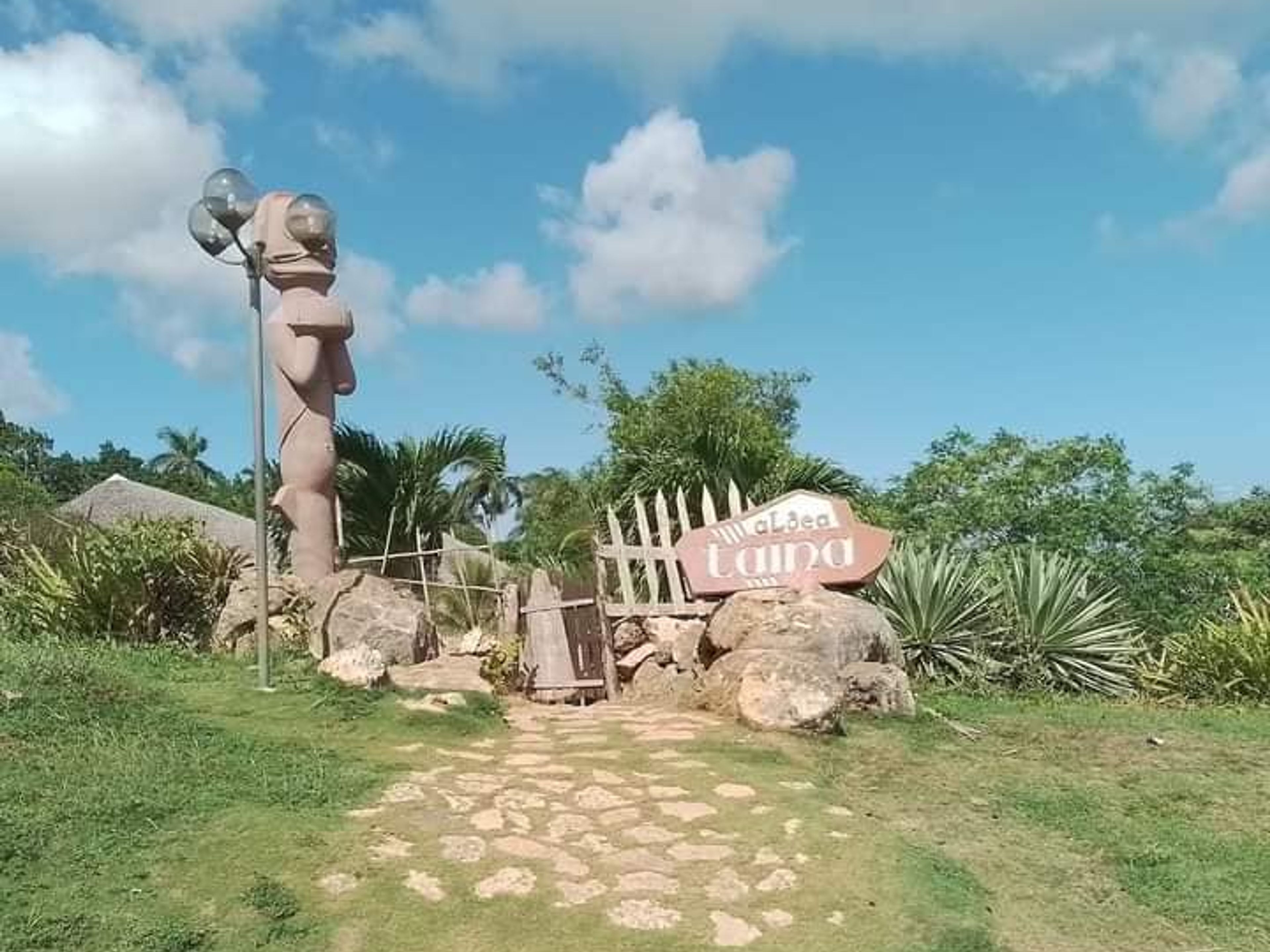 "GUARDALAVACA UNTER DEN LEGENDEN" Tour. Chorro de Maita aboriginal burial site, Guardalavaca beach, Holguín, Cuba.