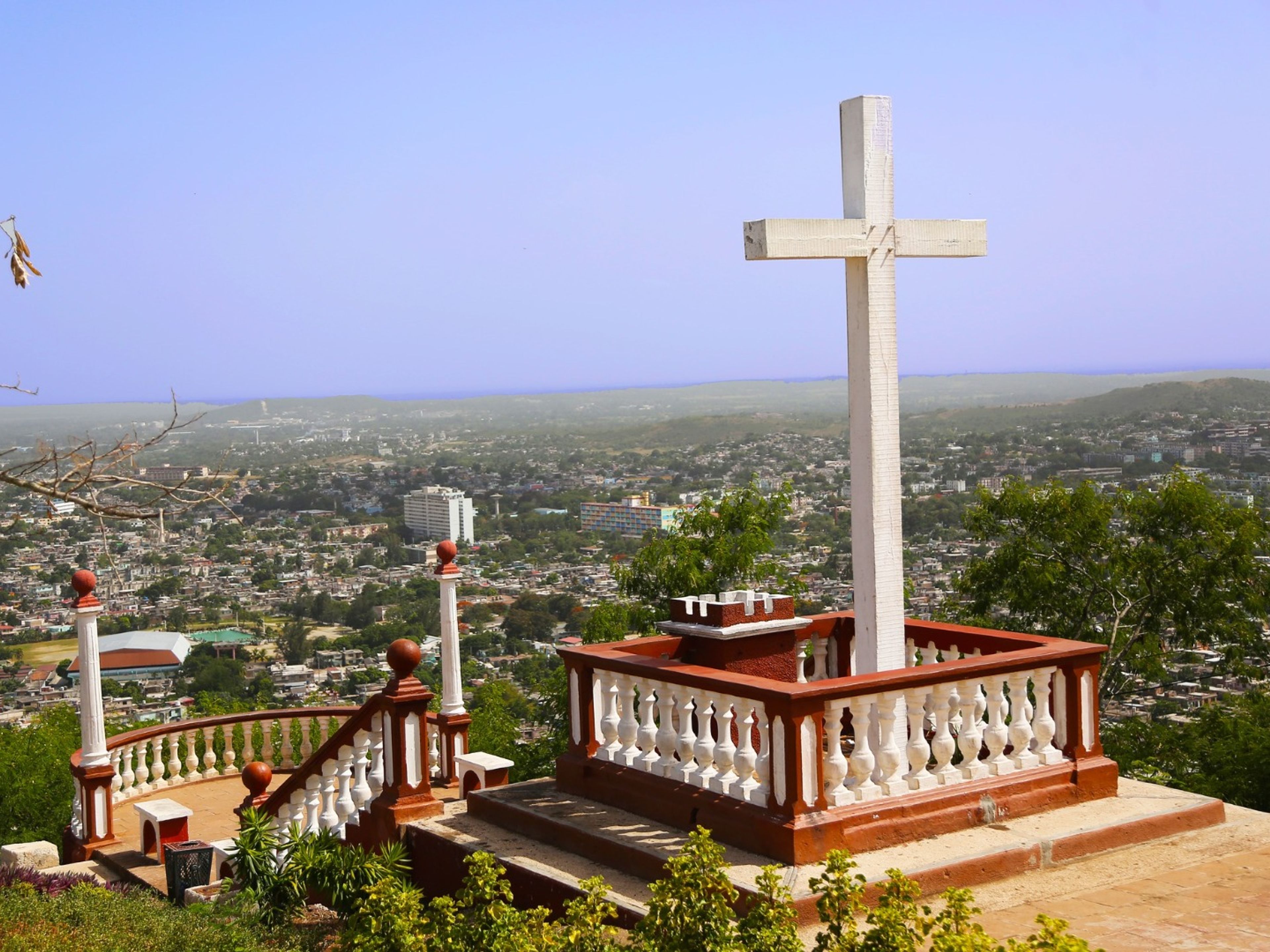 Servicios de Traslados Colectivos “EL EXPRESO DE CUBA: HABANA / CIEGO DE ÁVILA / CAMAGÜEY / HOLGUÍN / SANTIAGO DE CUBA”. La Loma de la Cruz monument panoramic view, Holguín, Cuba.