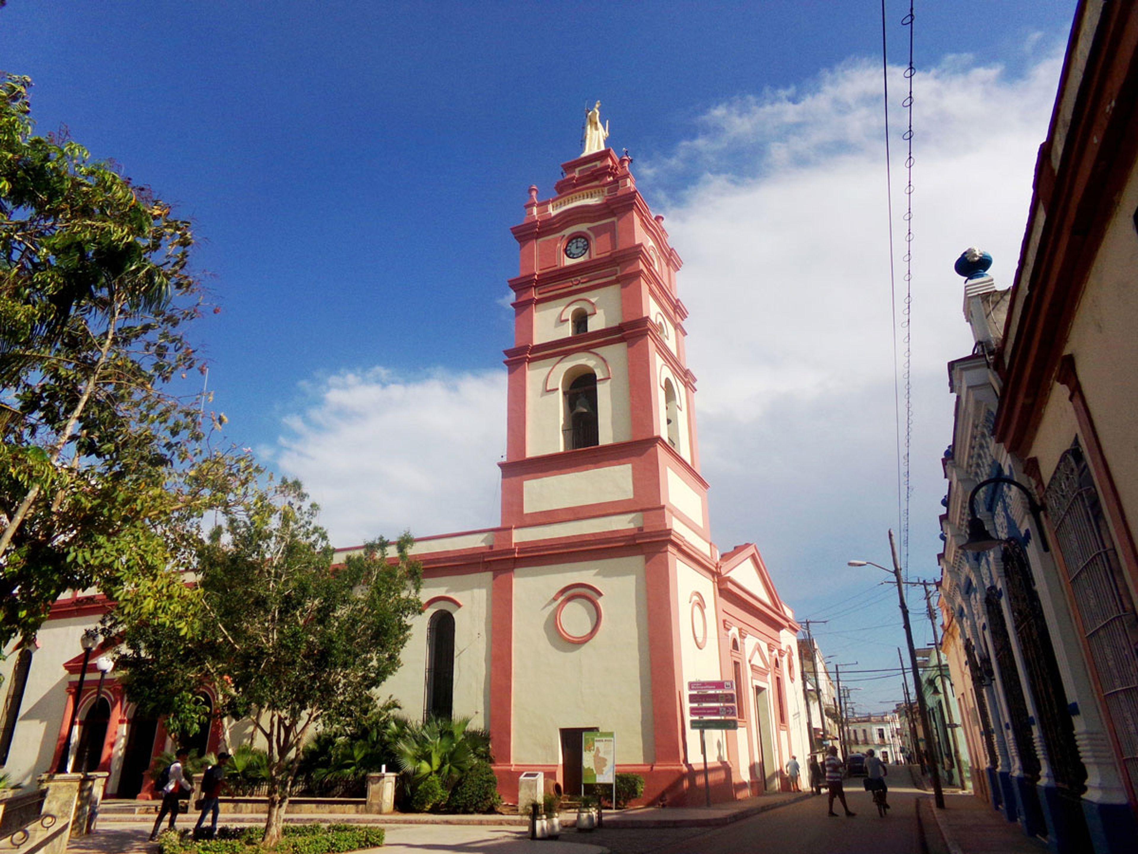 Servicios de Traslados Colectivos “EL EXPRESO DE CUBA: HABANA / CIEGO DE ÁVILA / CAMAGÜEY / HOLGUÍN / SANTIAGO DE CUBA”. Camaguey city panoramic view, Camaguey, Cuba.
