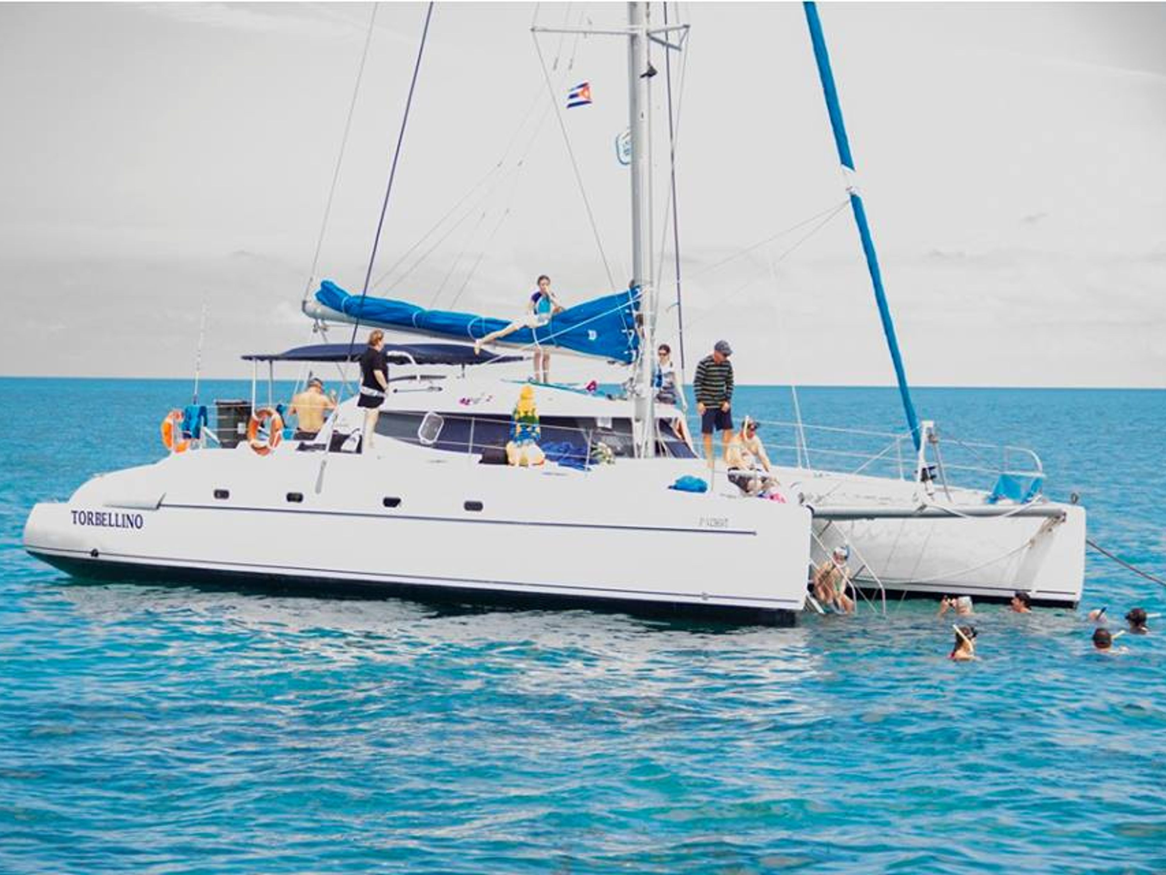 Vida a bordo em catamarã "Eleuthera 60". Life on Board in Catamaran "Eleuthera 60"