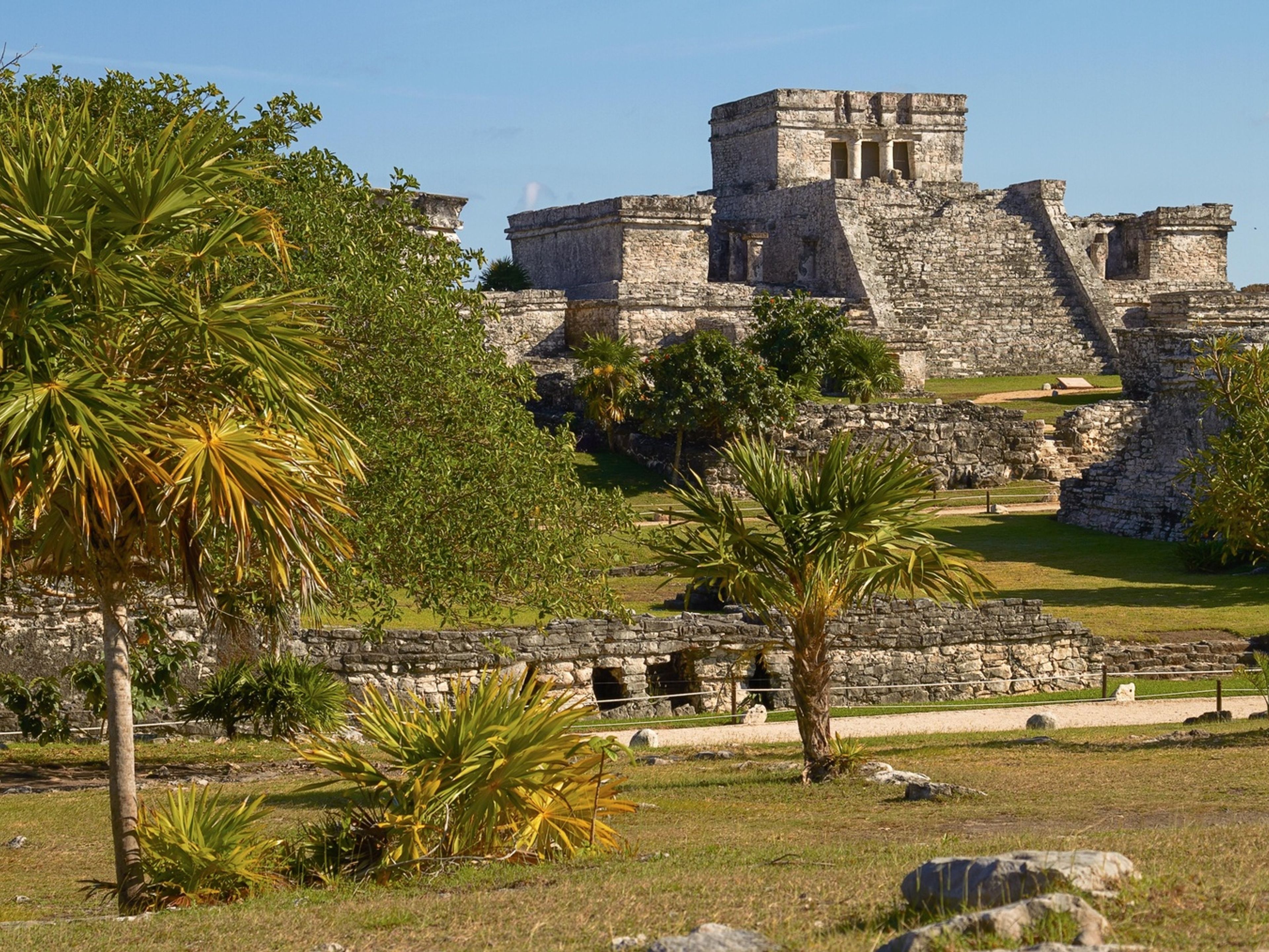Tour "Tulum + Mayan Adventure dalla Riviera Maya". Tulum Archaeological Zone panoramic view. Tulum, Mexico.