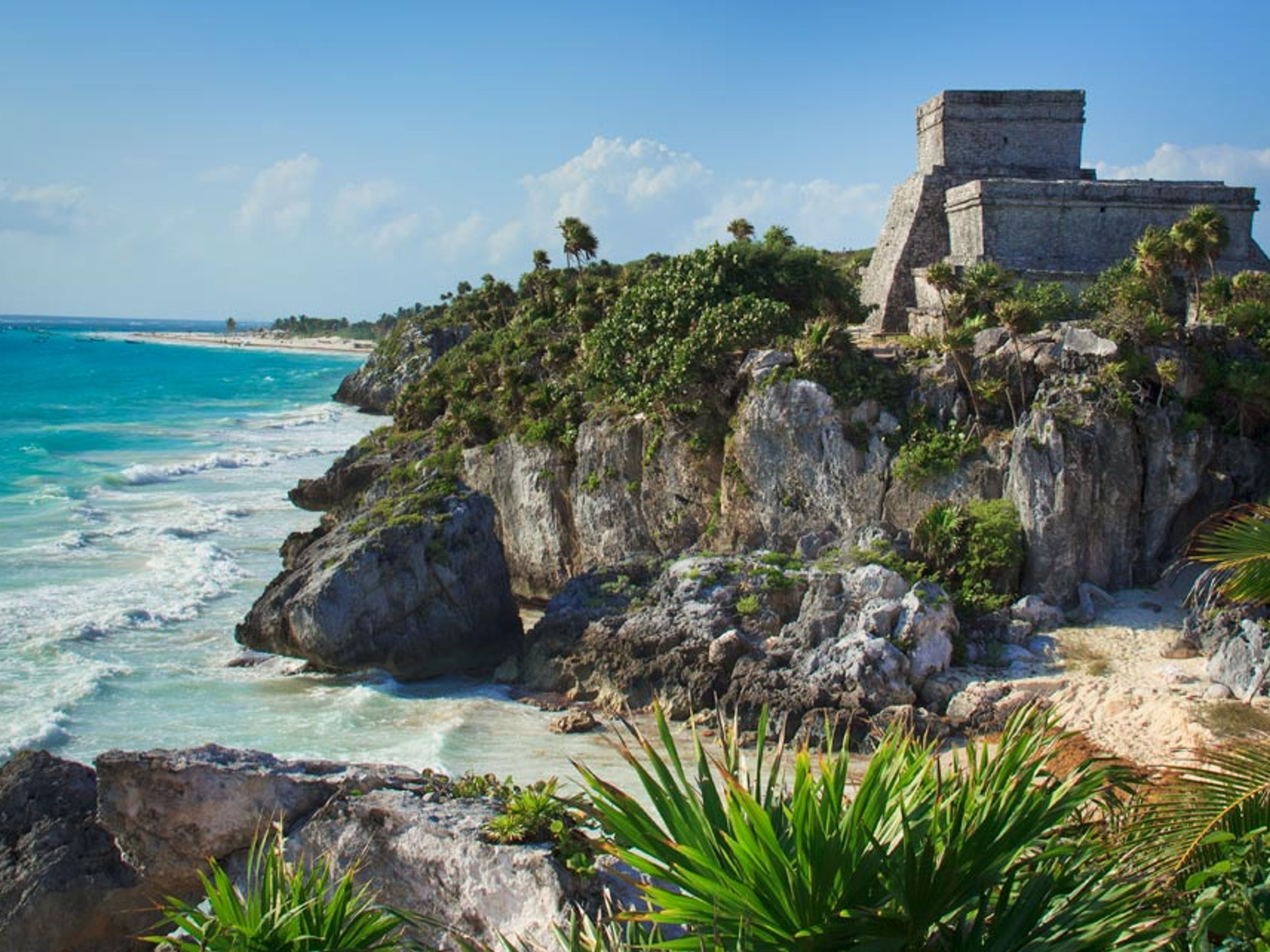 Tour "Tulum + Mayan Adventure dalla Riviera Maya". panoramic view of Pyramid "El Castillo" in Tulum Archaeological Zone. Tulum, Mexico.