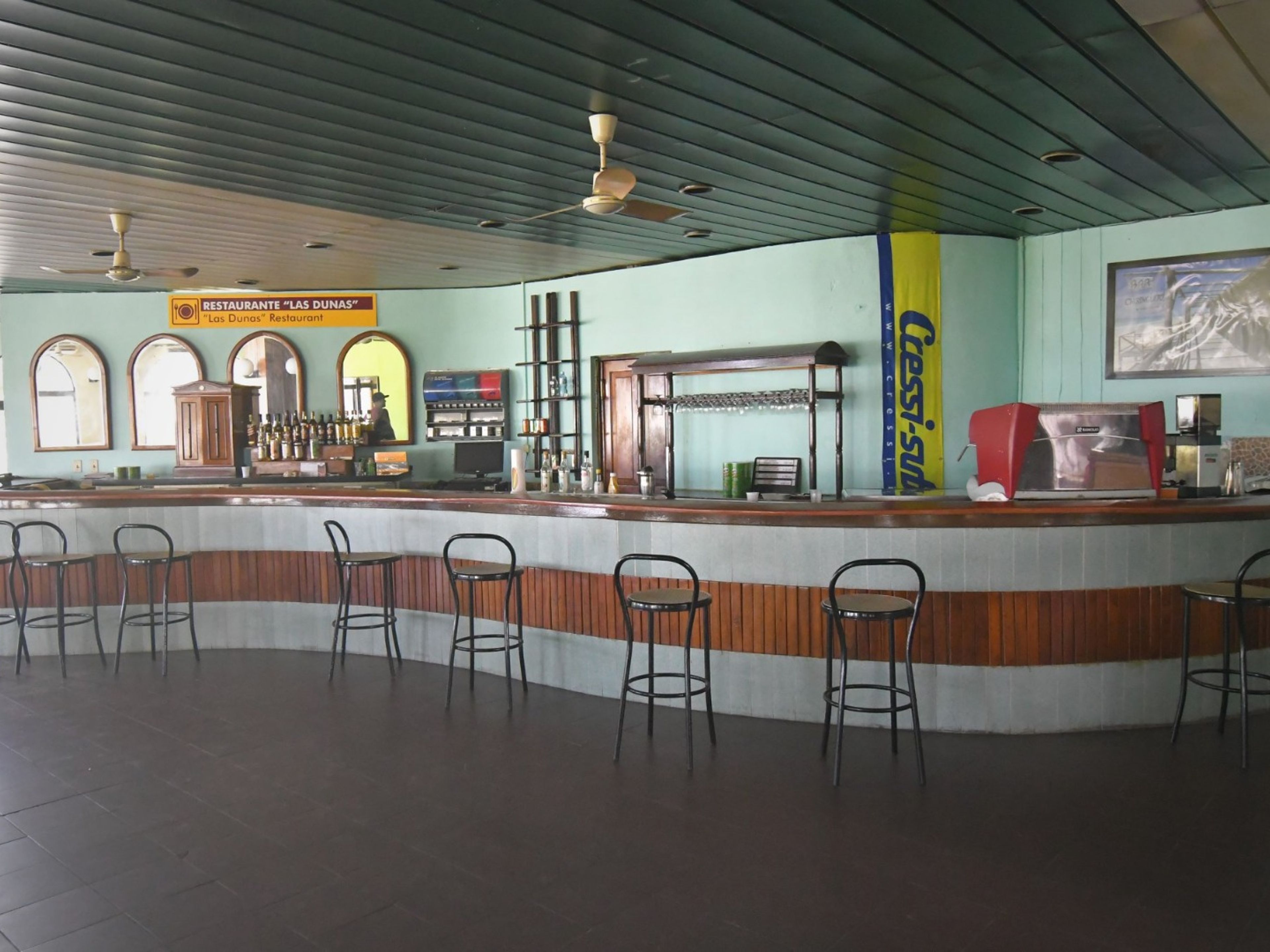 "SERVICIO DE SALÓN VIP AEROPUERTO INTERNACIONAL VILO ACUÑA, CAYO LARGO DEL SUR". Vilo Acuña International Airport panoramic view, Cayo Largo del Sur, Cuba.