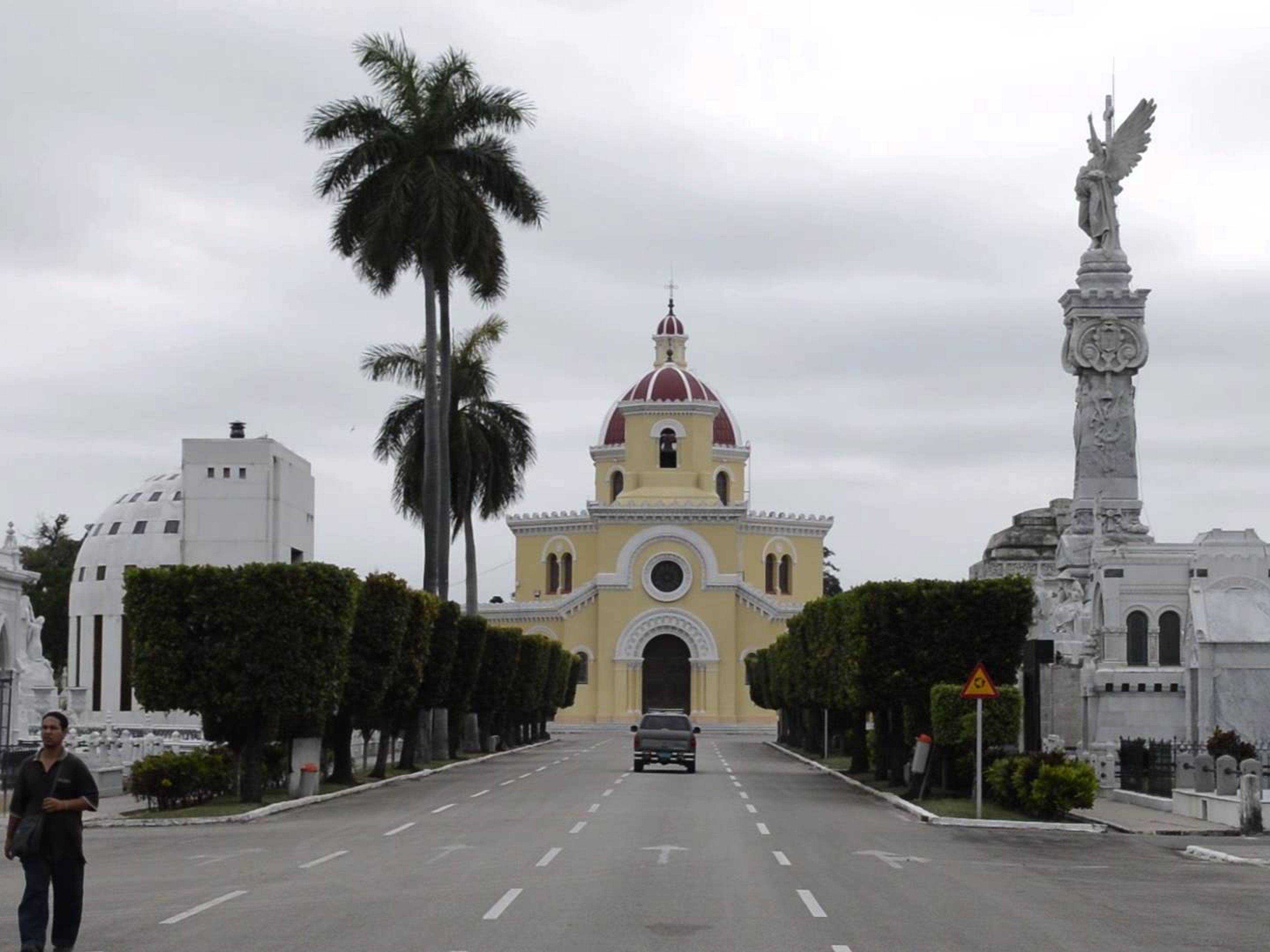Велосипедный тур "ГАВАНА, МНОГОЦВЕТНЫЙ ГОРОД". Cemetery of Columbus, national monument of Cuba. Cycling tour “Havana, Multicolor Route”