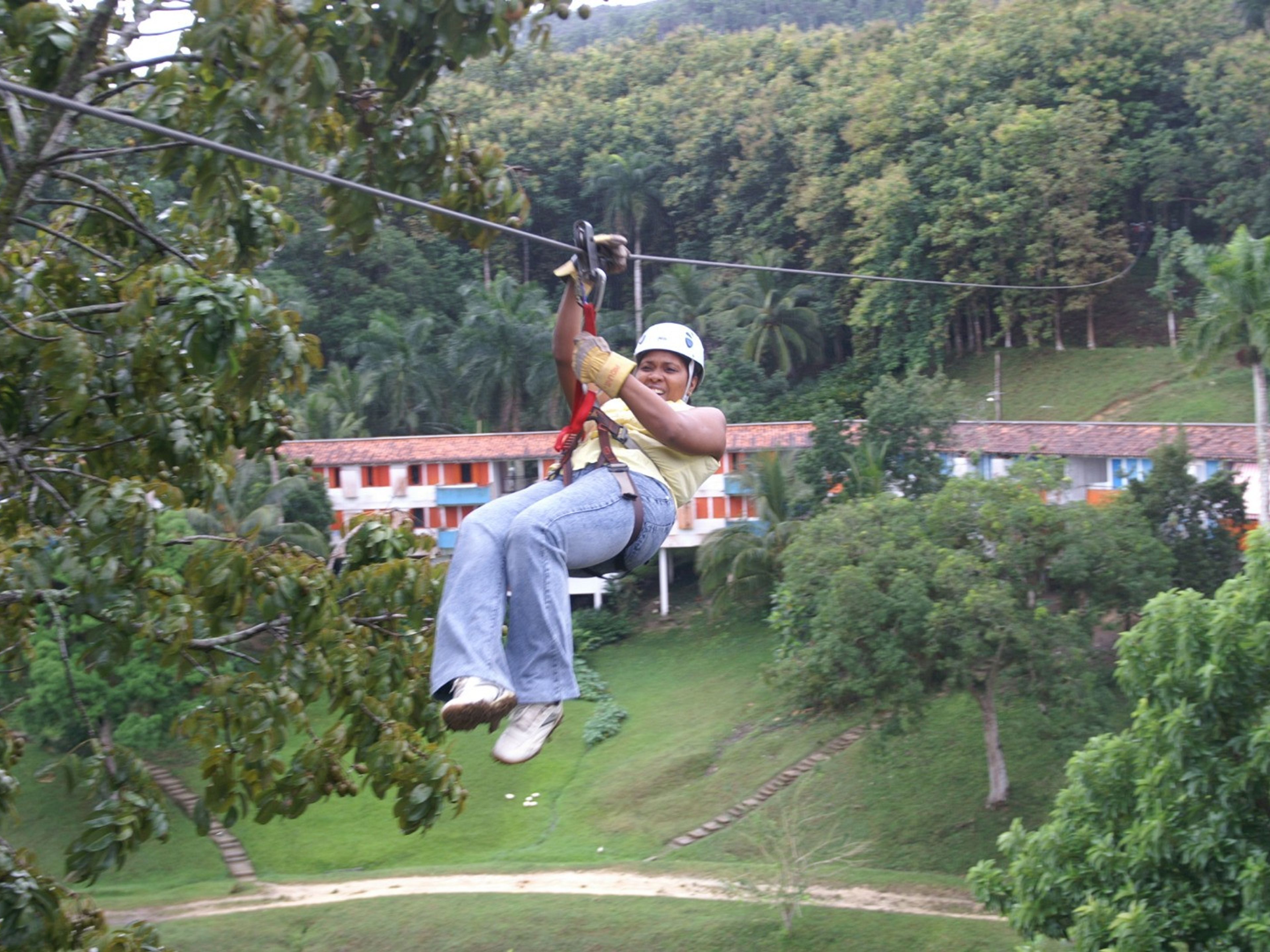 Excursión privada “SOROA - LAS TERRAZAS EN AUTOS CLÁSICOS AMERICANOS (TECHO DURO)". Canopy tour at Las Terrazas community