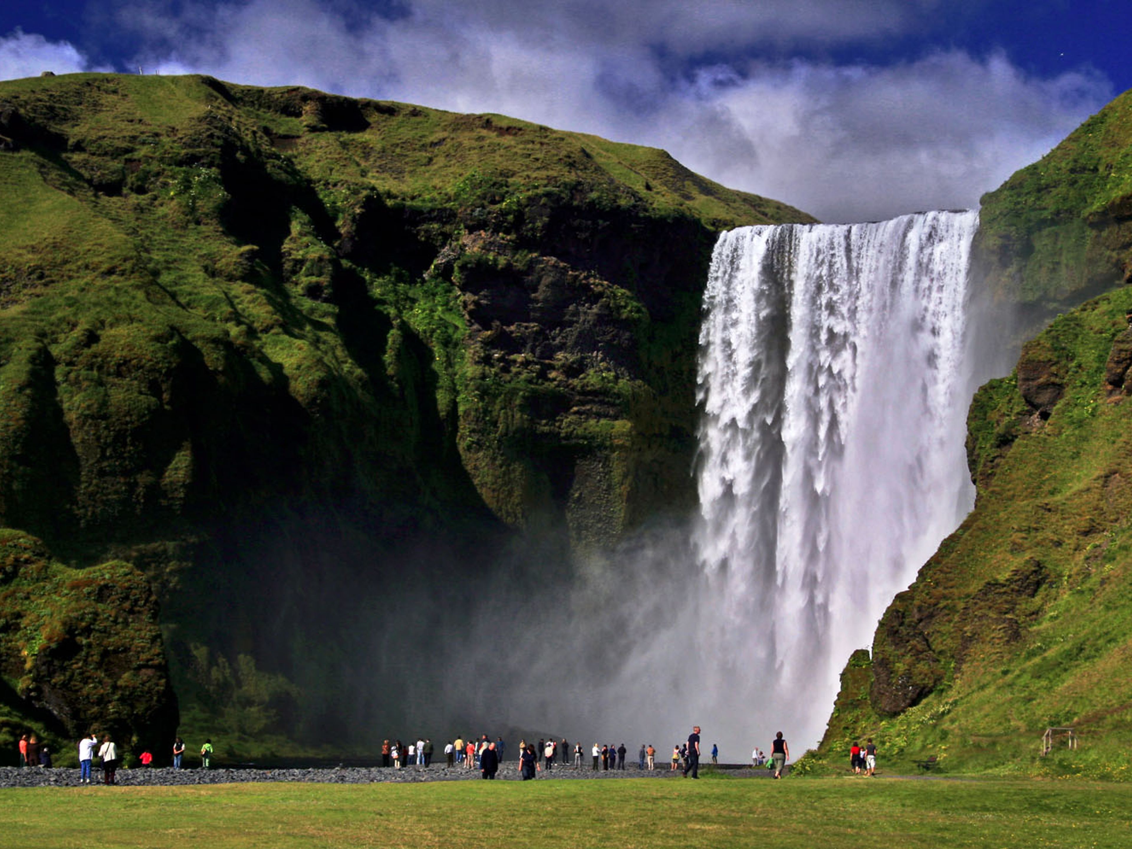 Excursión privada "RUTA DE DÍA COMPLETO POR EL SUR DE ISLANDIA". Skogafoss waterfall panoramic view, South Coast, Iceland.