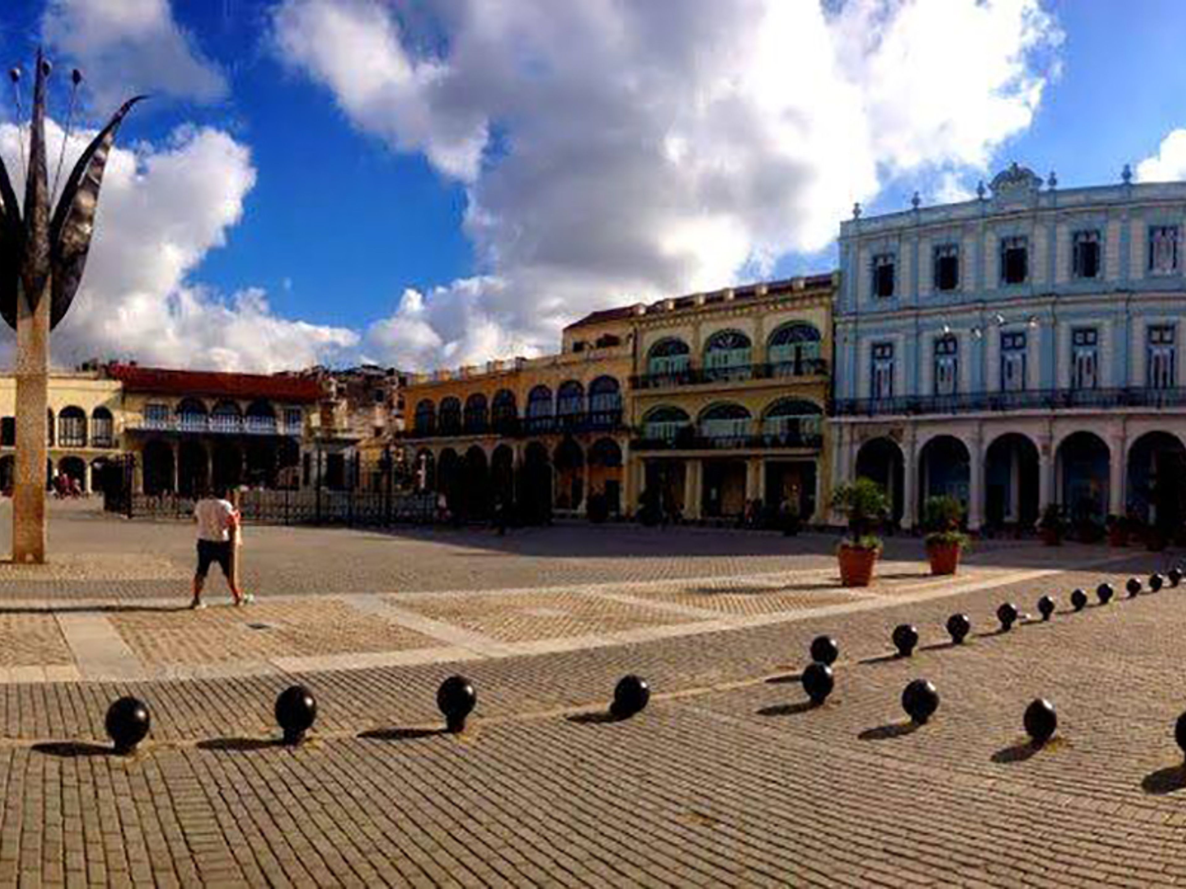 Tour "DÉVELOPPEMENT URBAIN ET ARCHITECTURE HORS DES MURS DE LA VILLE DE HAVANE". Plaza Vieja (Old Square) panoramic view, Old Havana, La Habana, Cuba.