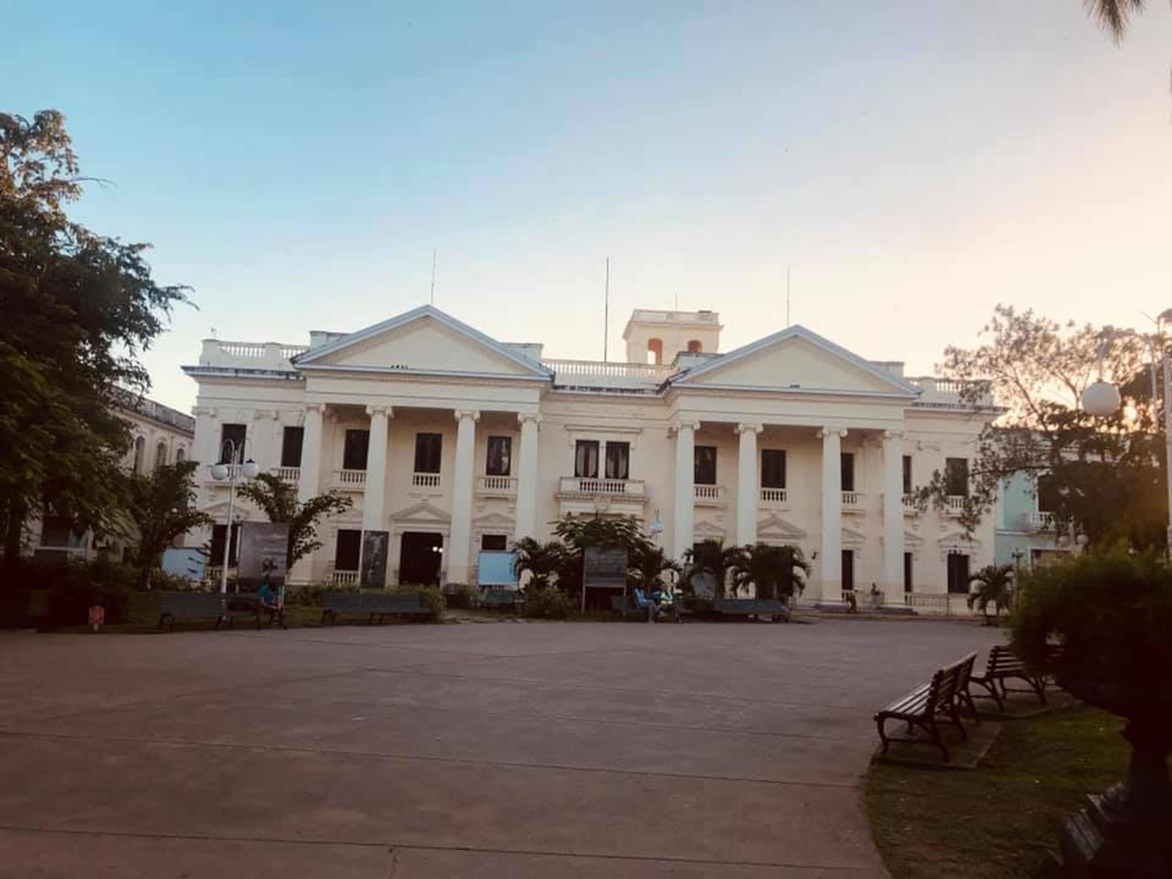 Excursão privada "SANTA CLARA NOS AUTOMÓVEIS CLÁSSICOS AMERICANOS (TOPO DURO)". Leoncio Vidal central park panoramic view, Santa Clara, Villa Clara, Cuba.