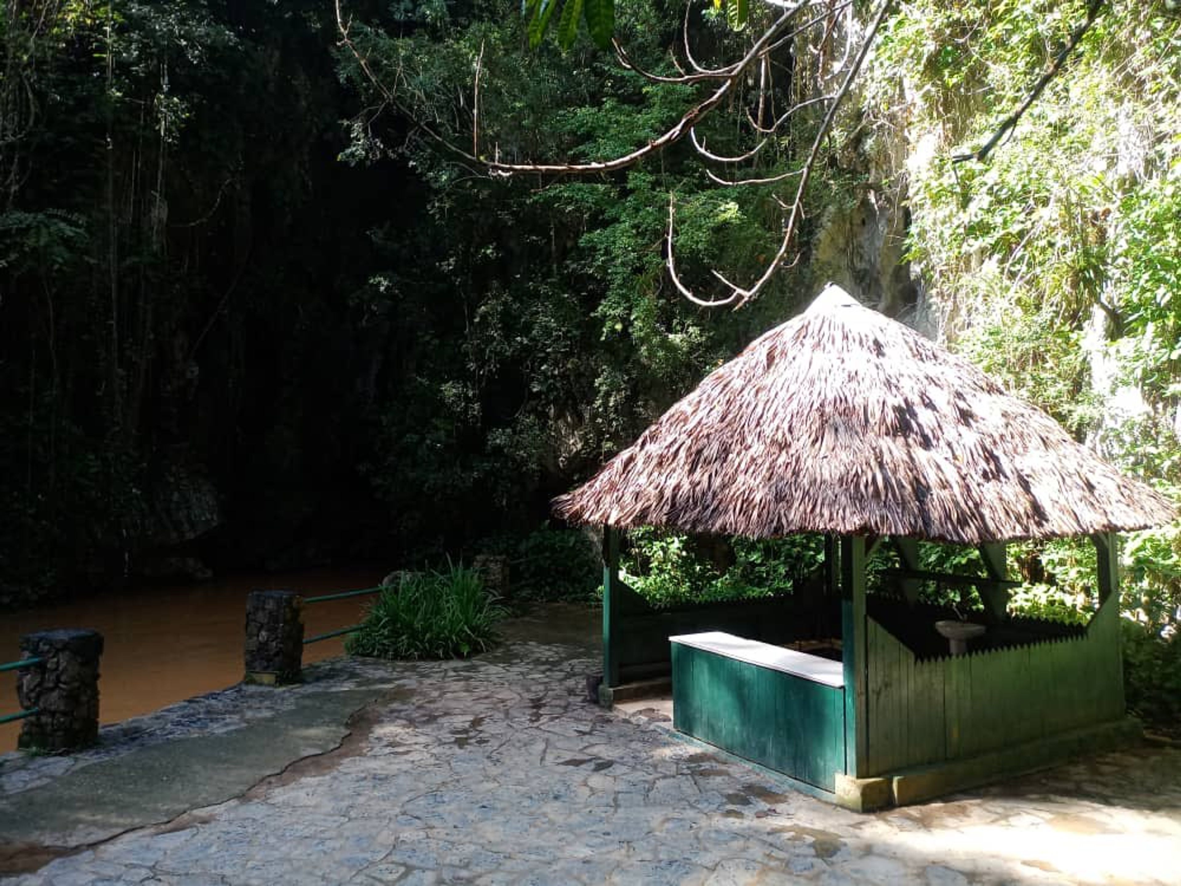 "ENTDECKEN SIE VIÑALES MIT DEM FAHRRAD, EINE ANDERE ART, KUBA'S NATURWUNDER ZU ENTDECKEN" Tour. The Indian Cave panoramic view, Viñales, Pinar del Río, Cuba.