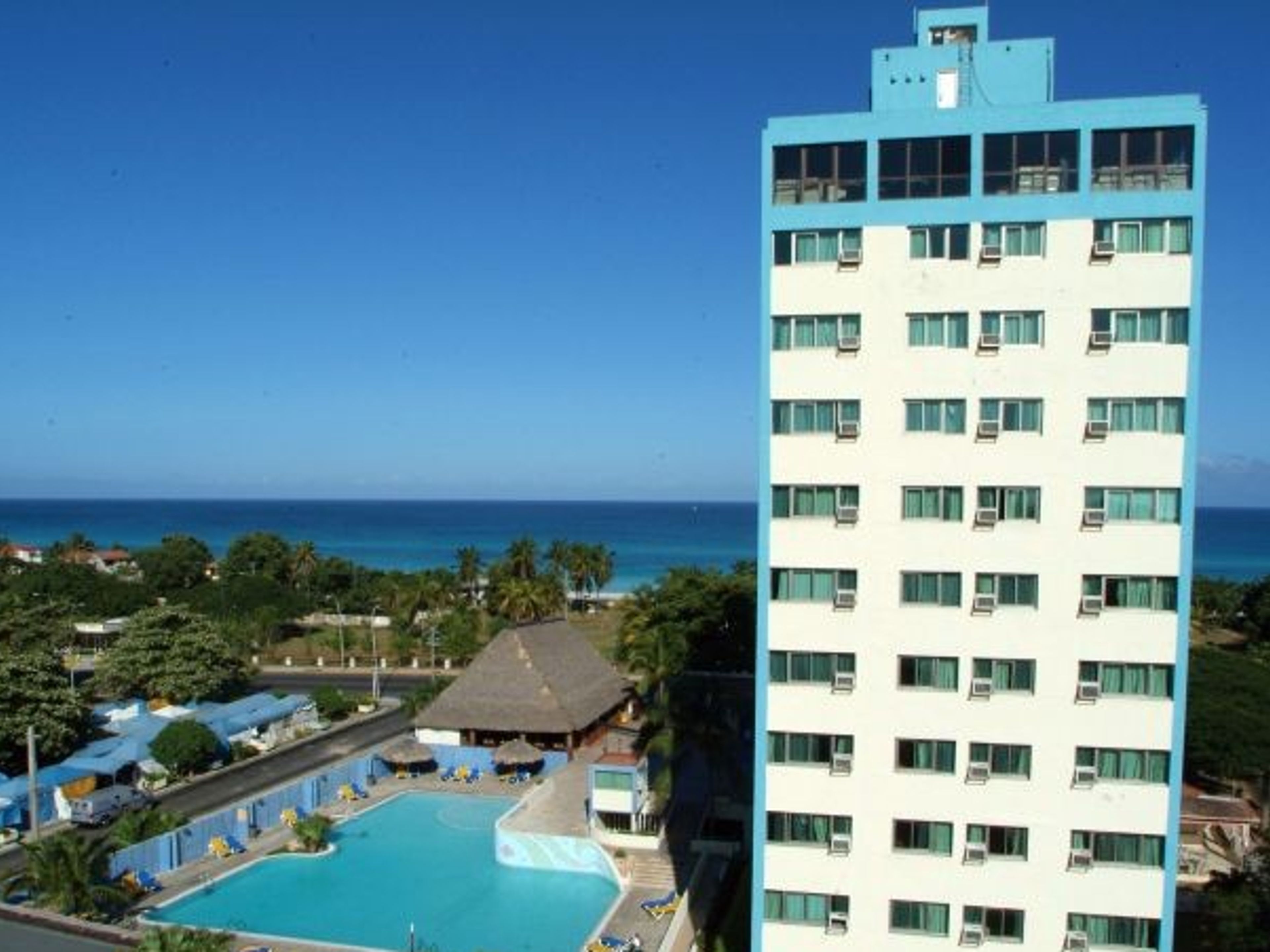 GRAN CARIBE SUN BEACH HôtelPanoramic hotel & pool view