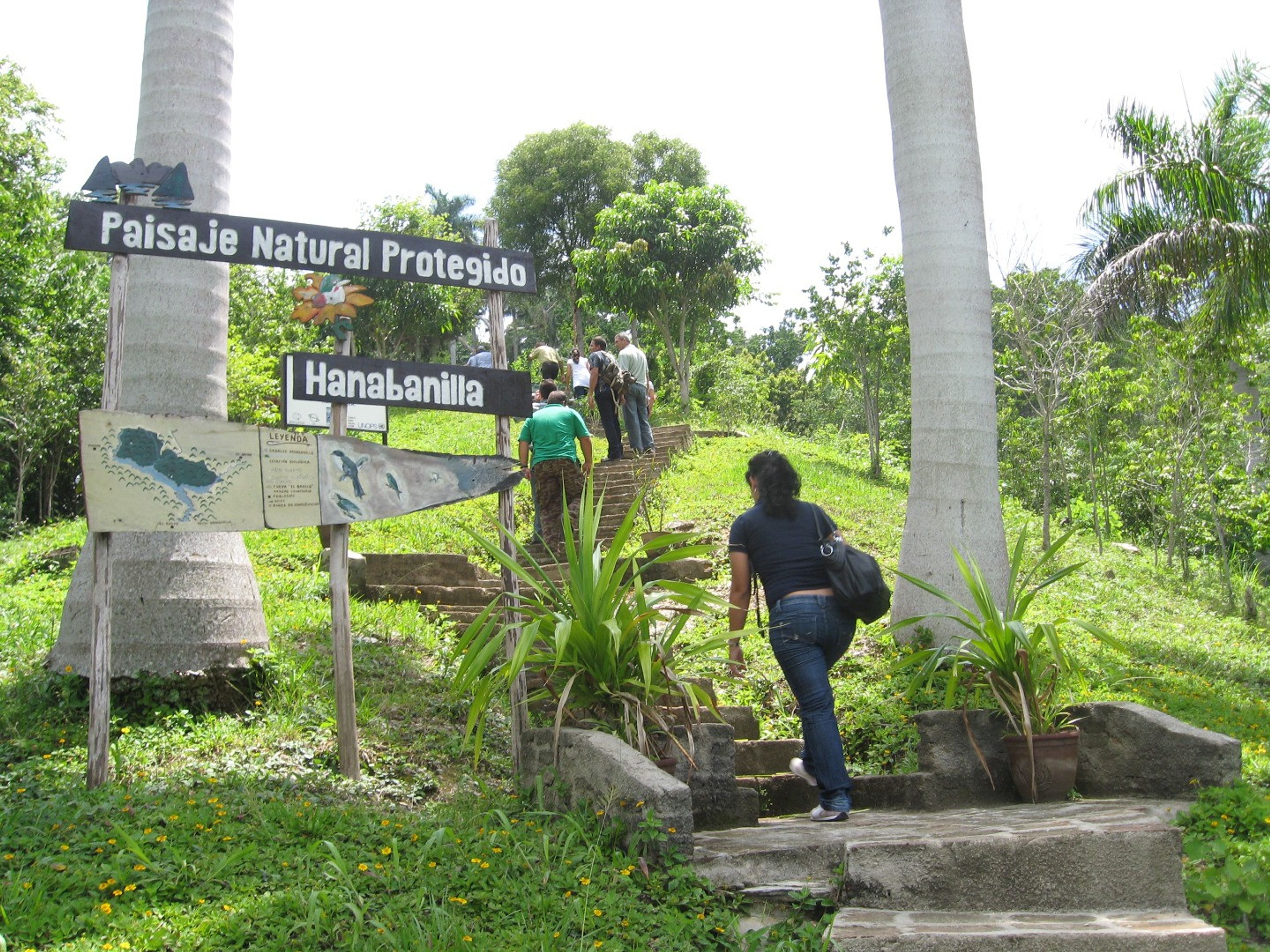 ISLAZUL HANABANILLA HotelTrekking Tours