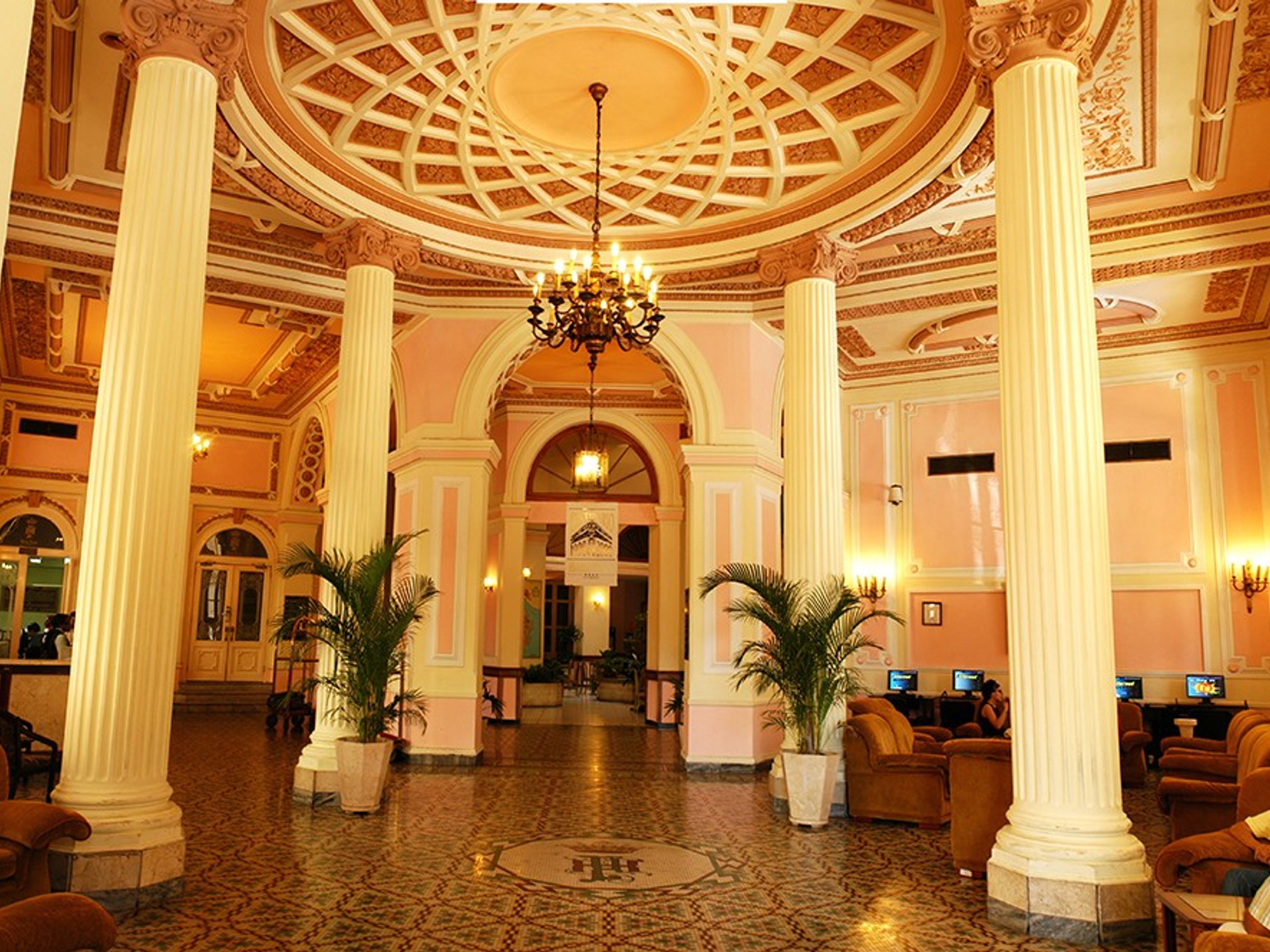 Oтель GRAN CARIBE PLAZALobby View