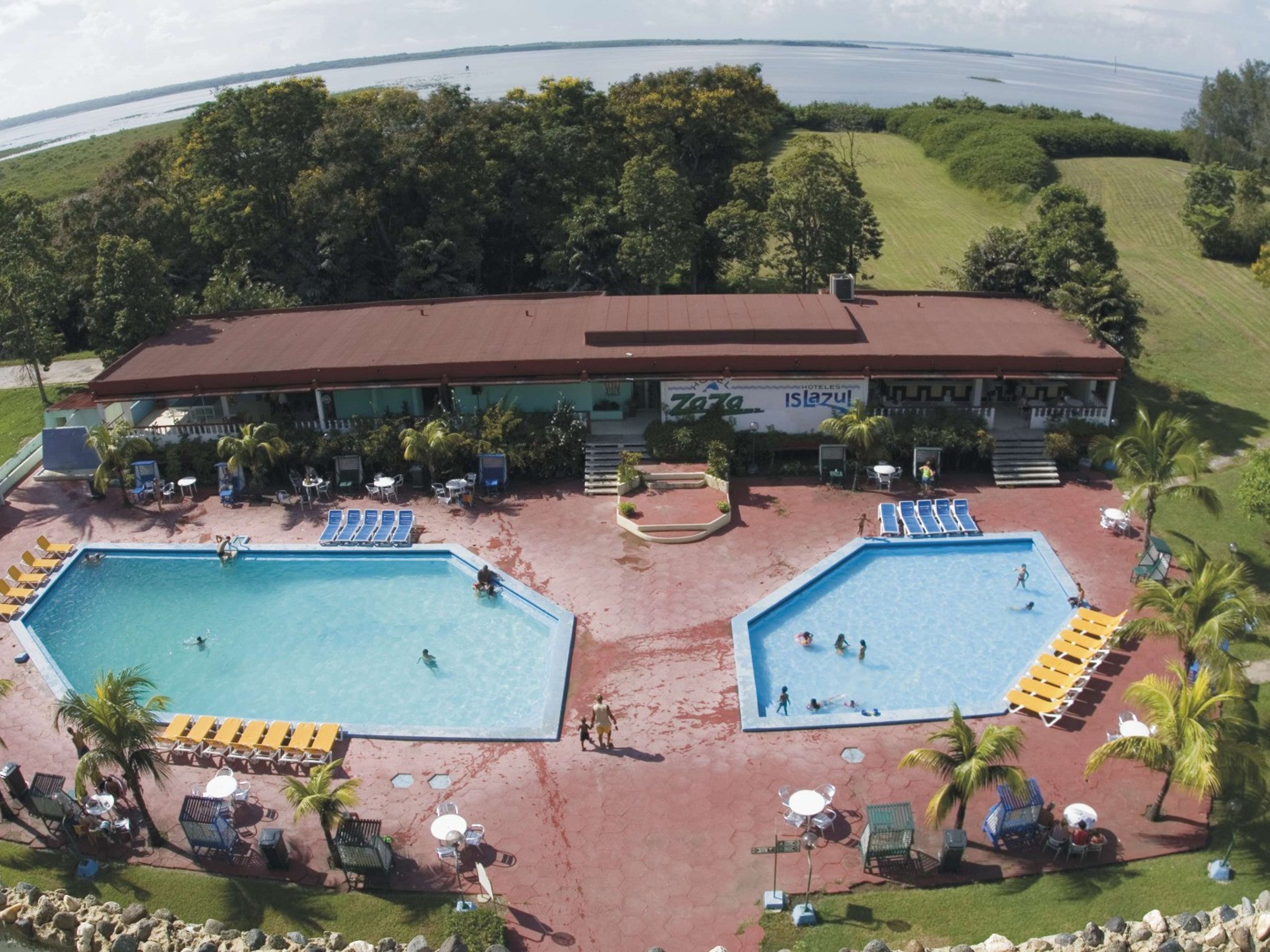 Islazul Zaza HotelPanoramic pool & Zaza lake view