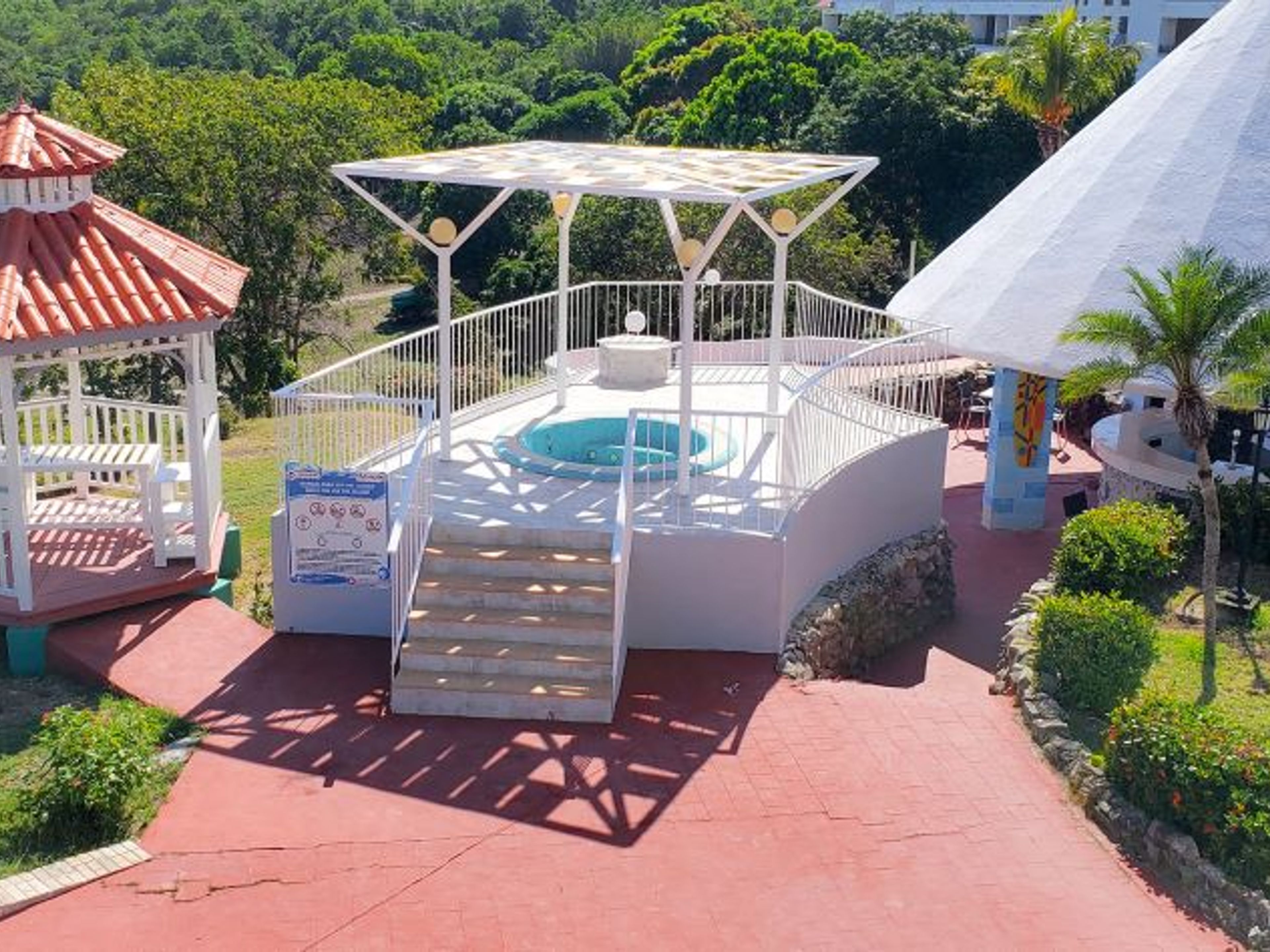 RESONANCE BLU MAREA Hotel (Formerly Farallón del Caribe Hotel)Jacuzzi