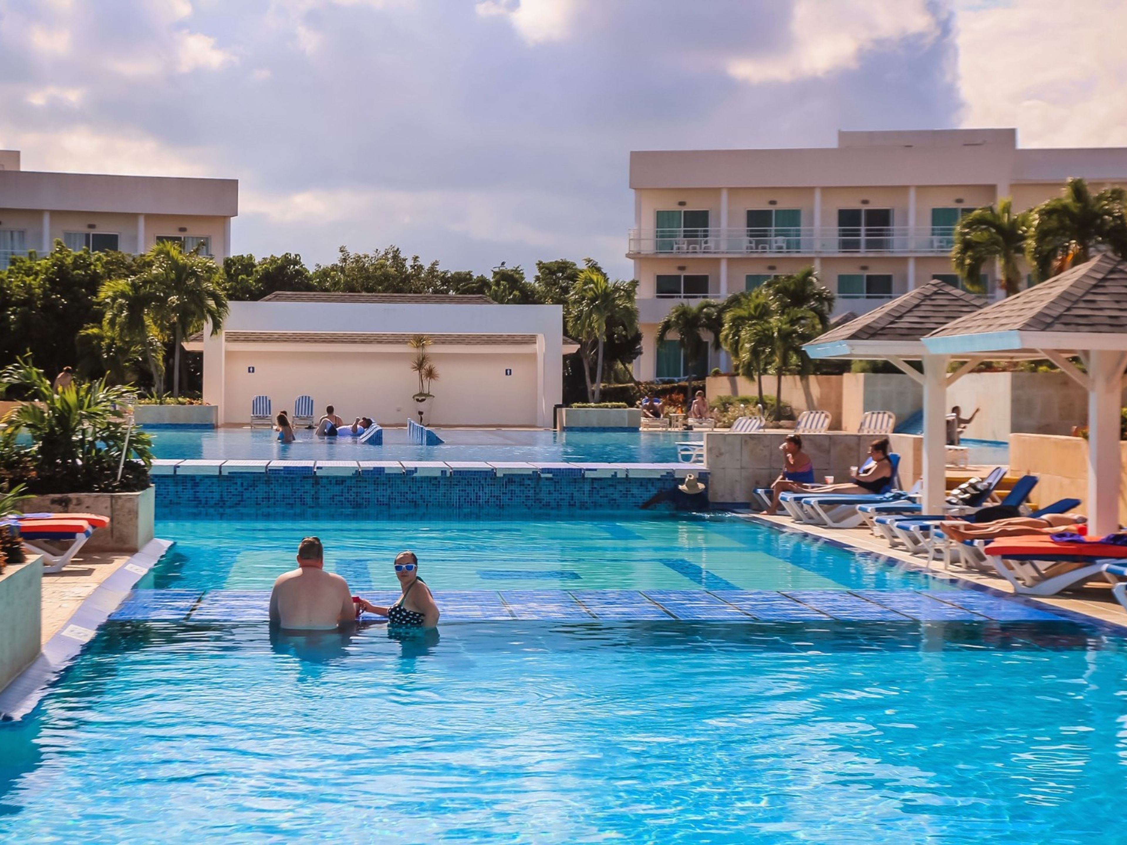 Hotel VALENTÍN PERLA BLANCA - Sólo para adultos mayores de 18 añosHotel´s pool view
