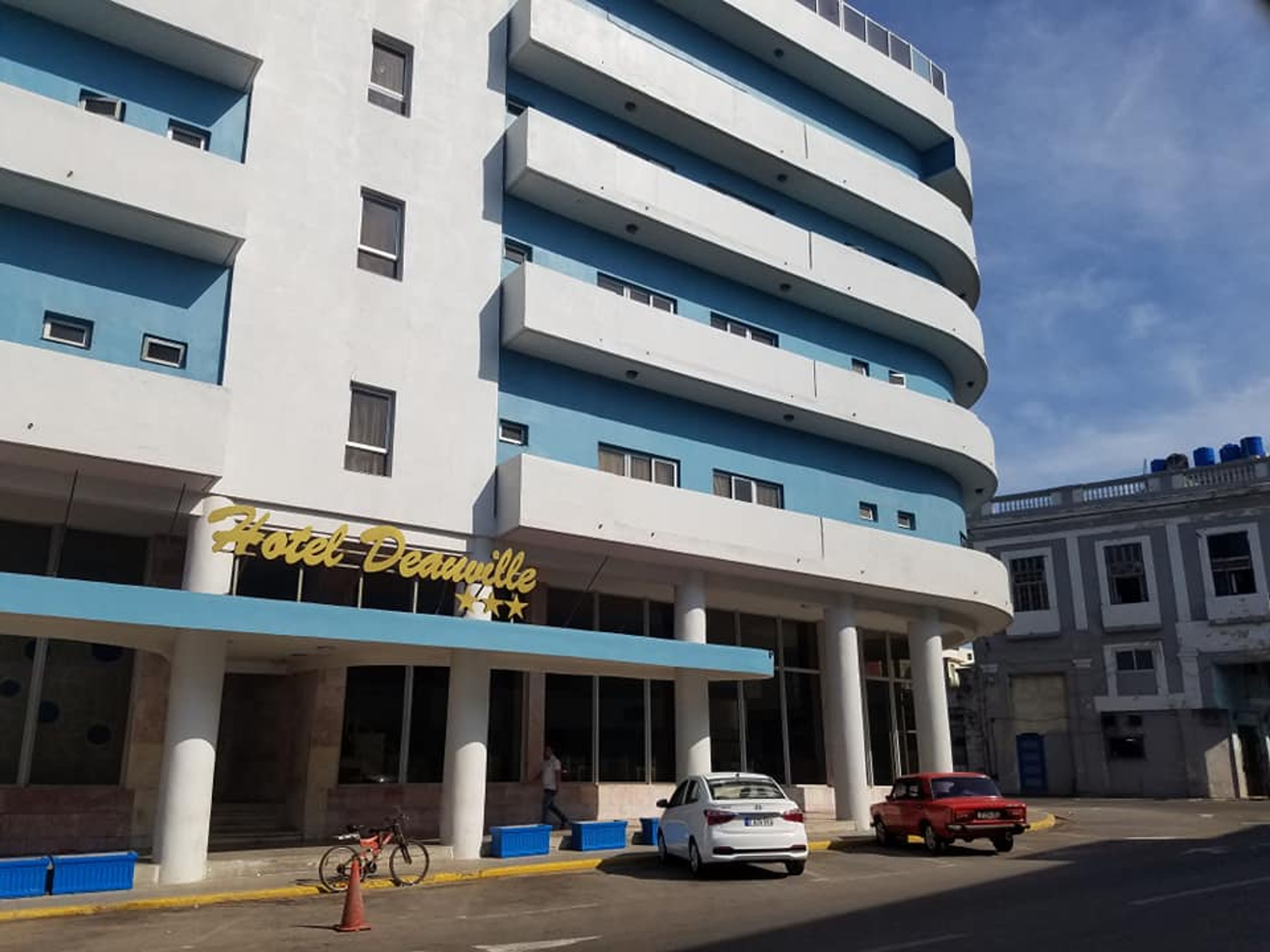 Hotel DEAUVILLEHotel's entrance panoramic view