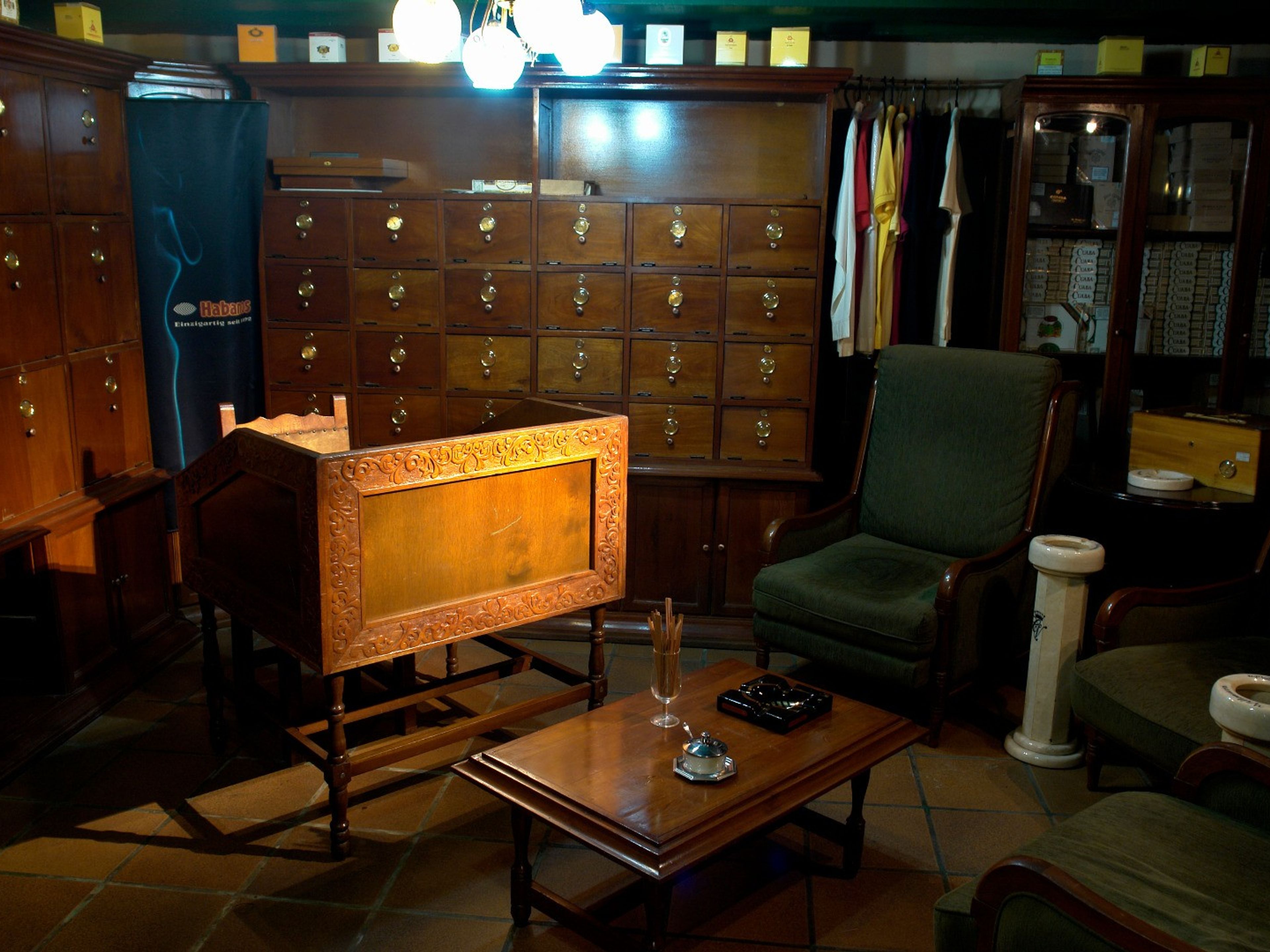 Hotel HABAGUANEX CONDE DE VILLANUEVABar La Casa del Habano