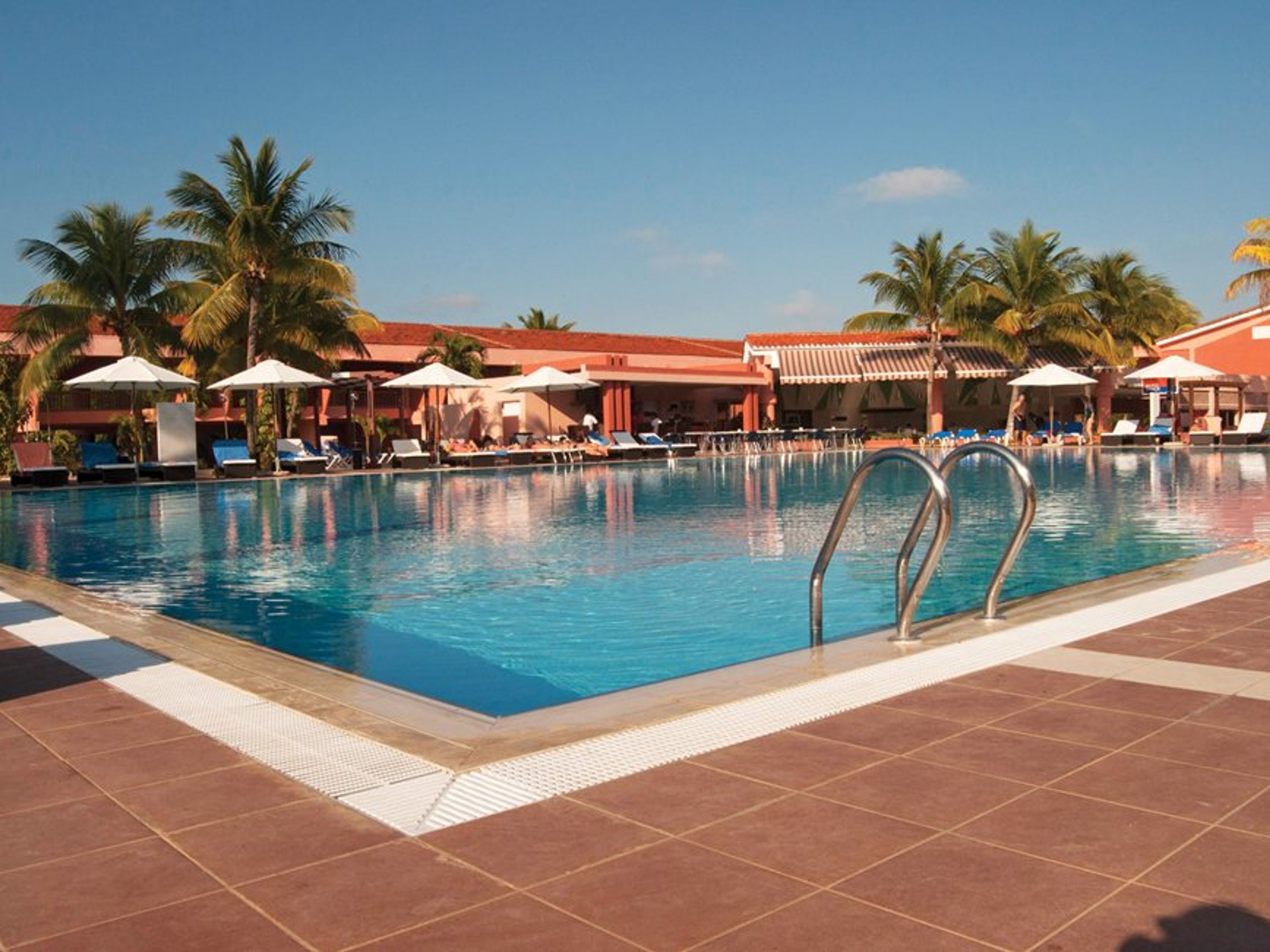 Hotel BLAU ARENAL HABANA BEACHPanoramic hotel & pool view