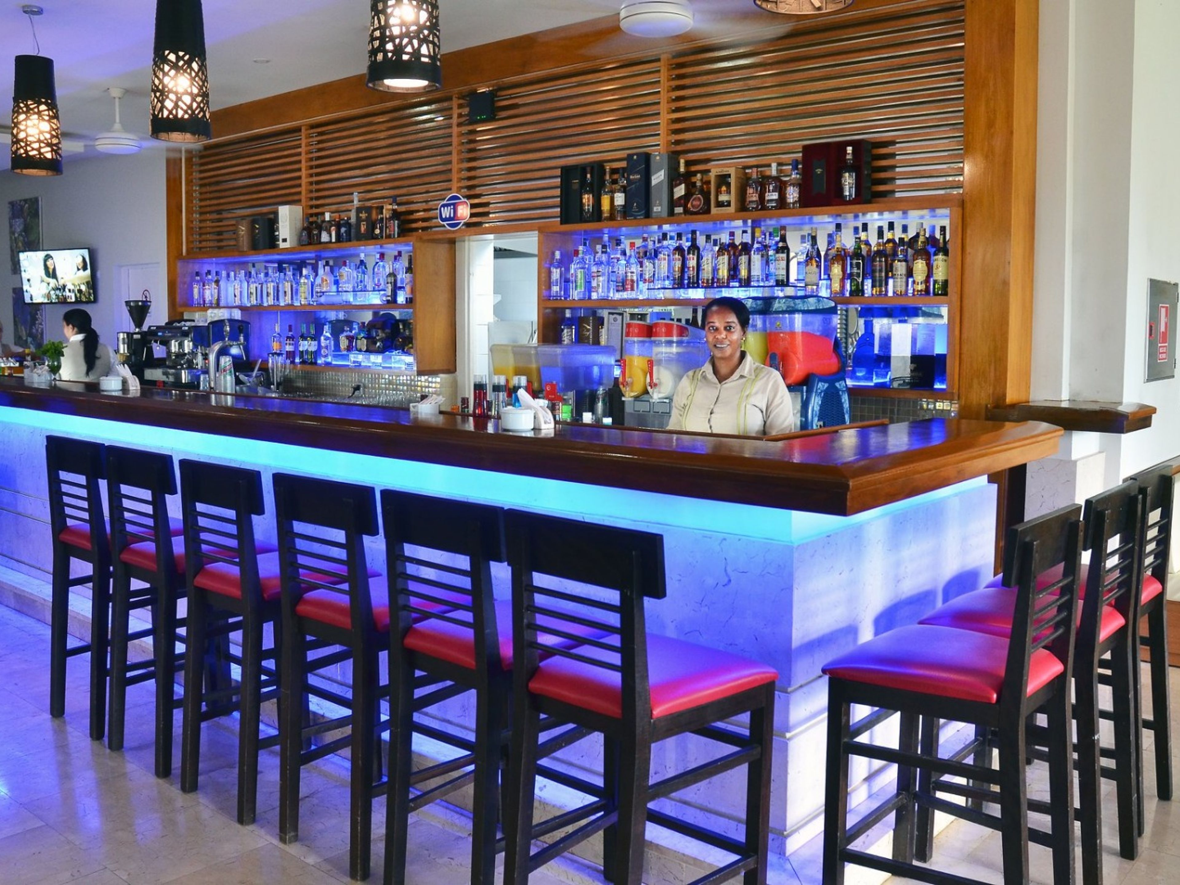 Hotel GRAND ASTON CAYO LAS BRUJAS BEACH RESORT & SPALobby bar details