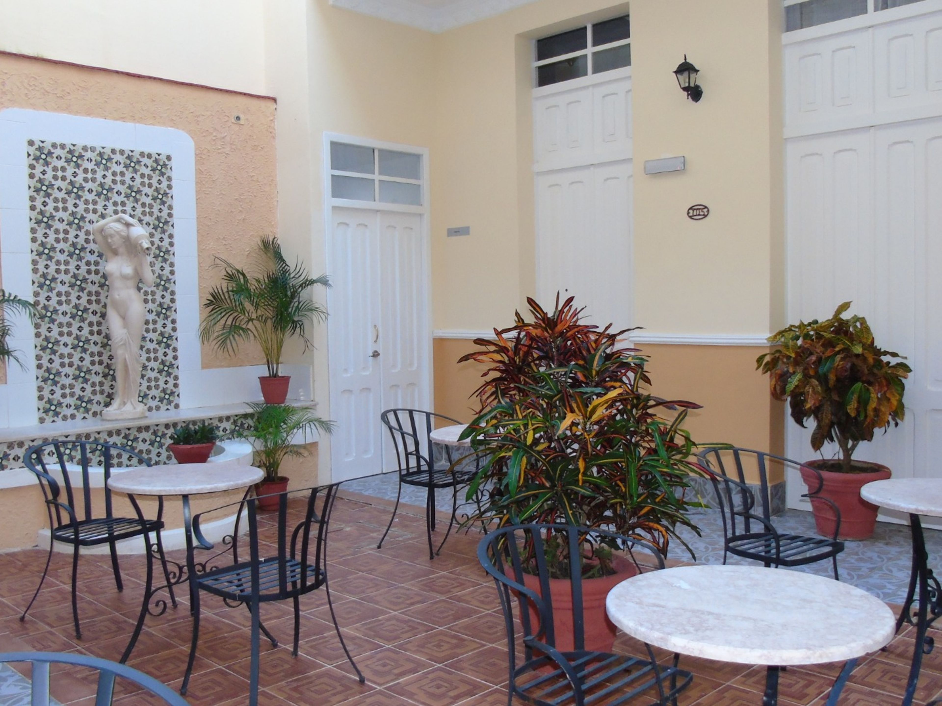 Hotel E LEYENDASHotel´s patio details