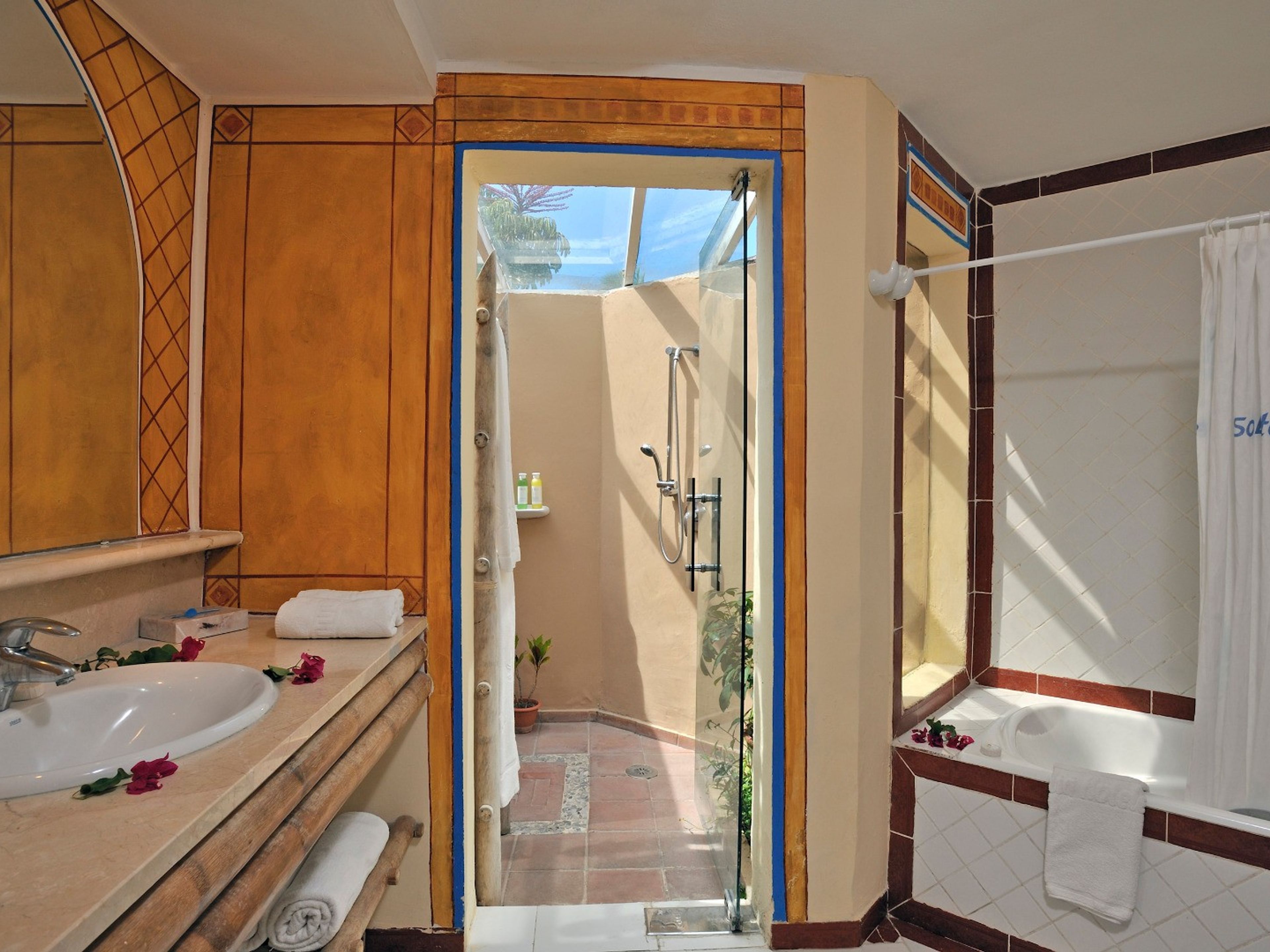 SOL PALMERAS ALL INCLUSIVE HOTEL & BUNGALOWSSuite's bathroom details