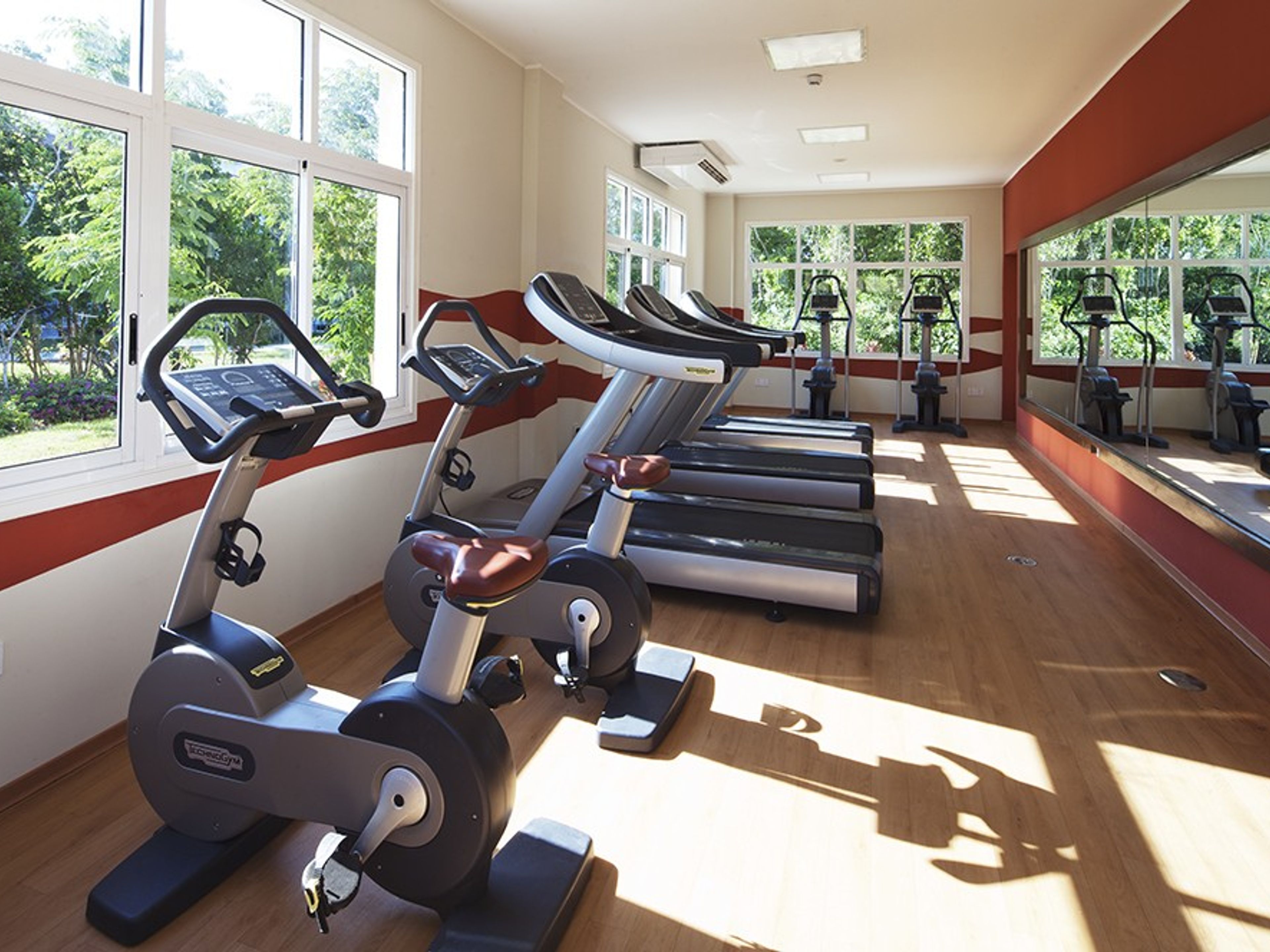 Hotel MEMORIES FLAMENCO BEACH RESORTHotel's gym view