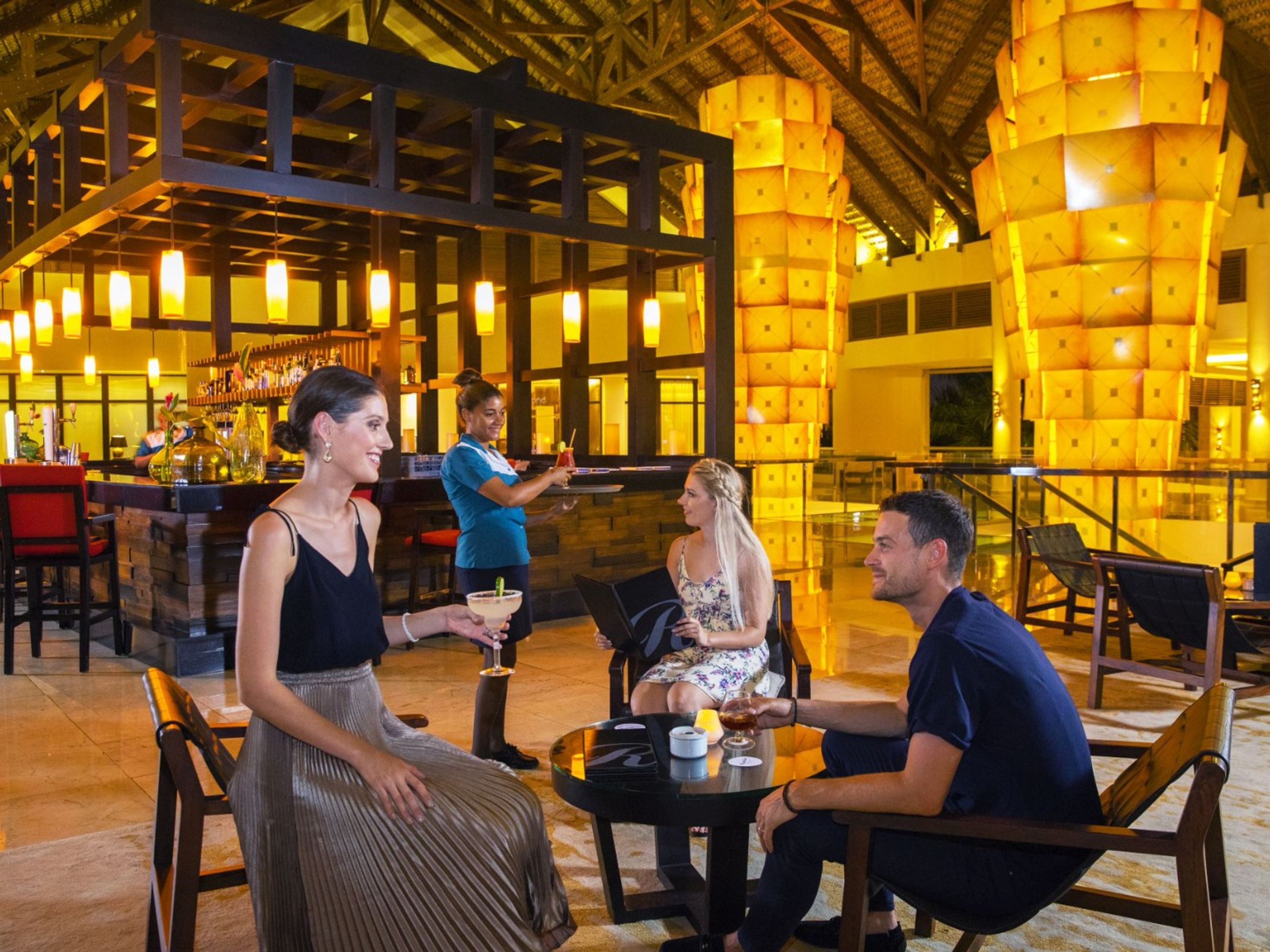 Hotel ROYALTON PUNTA CANA.Lobby Bar.