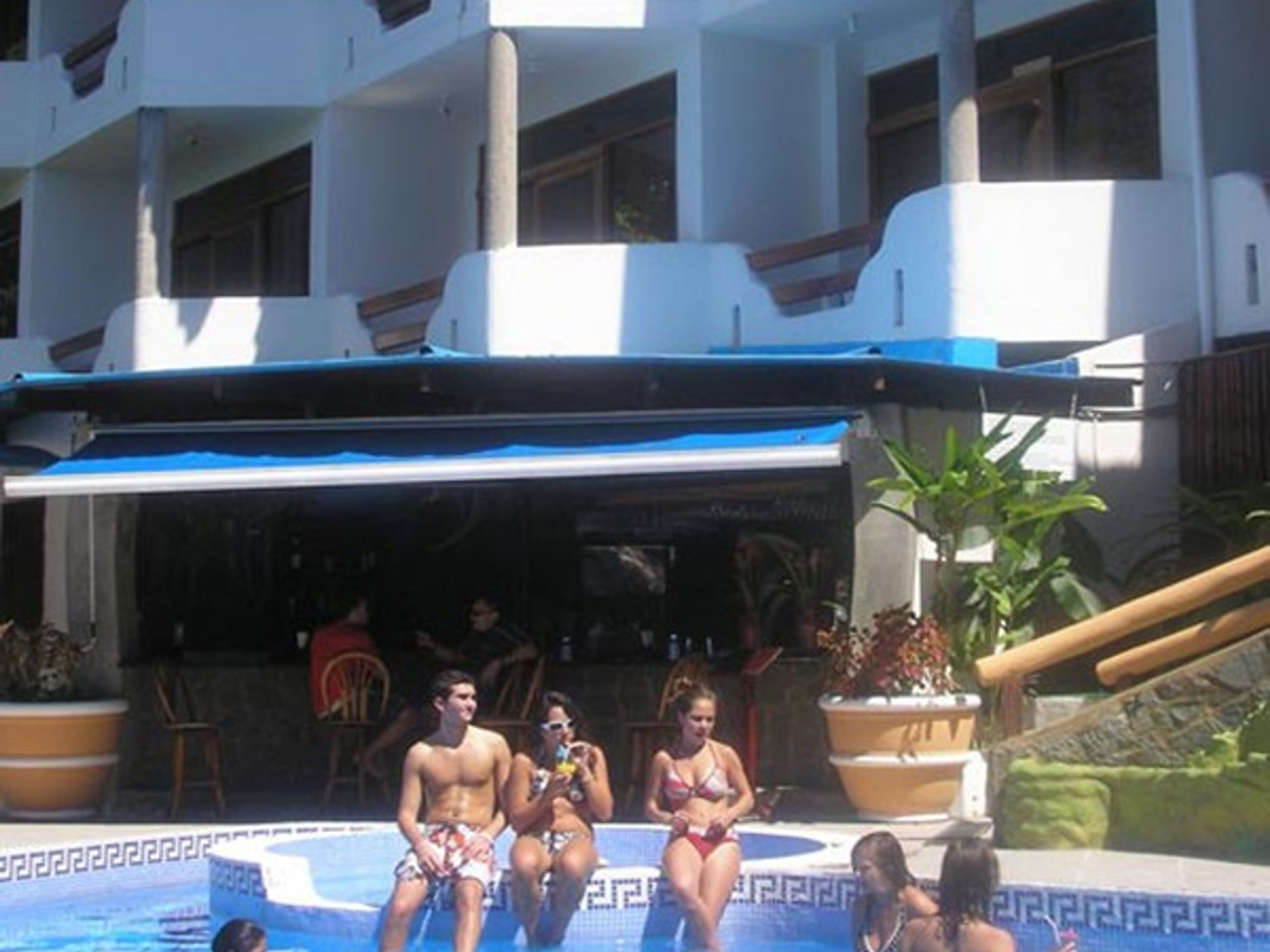 Hotel CaliforniaPool Bar