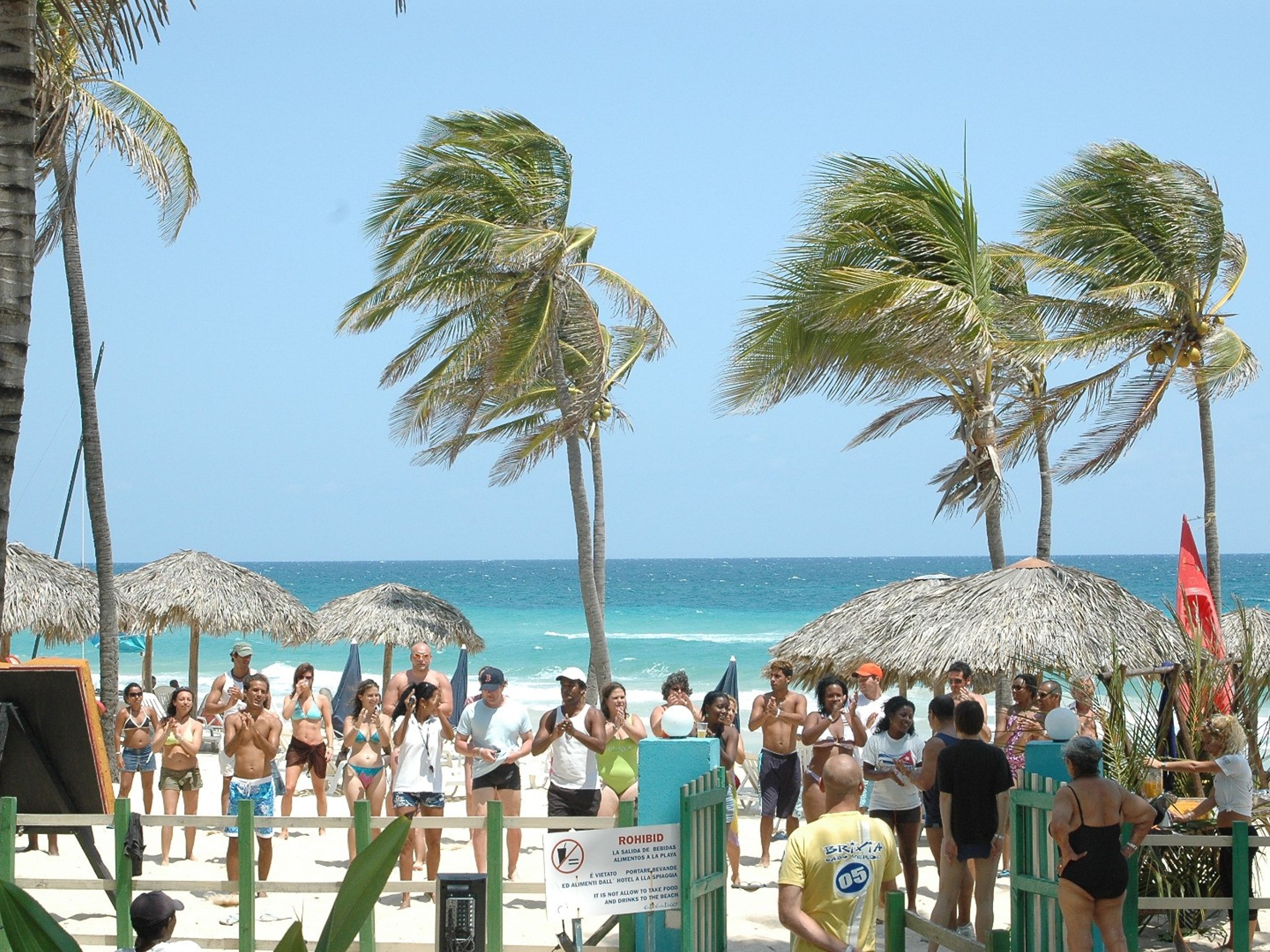 Отель GRAN CARIBE CLUB ATLÁNTICOAnimation activities in the beach