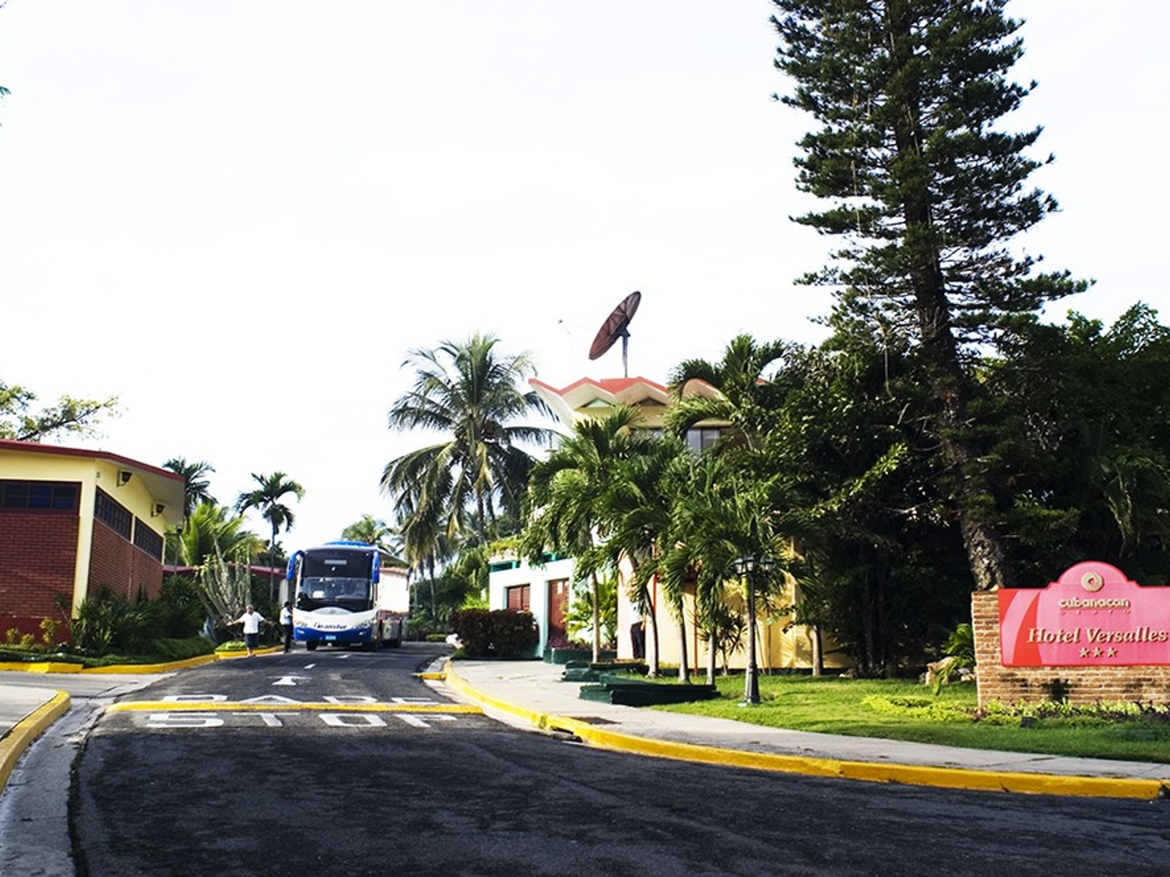 Cubanacan Versalles HotelHotel entrace