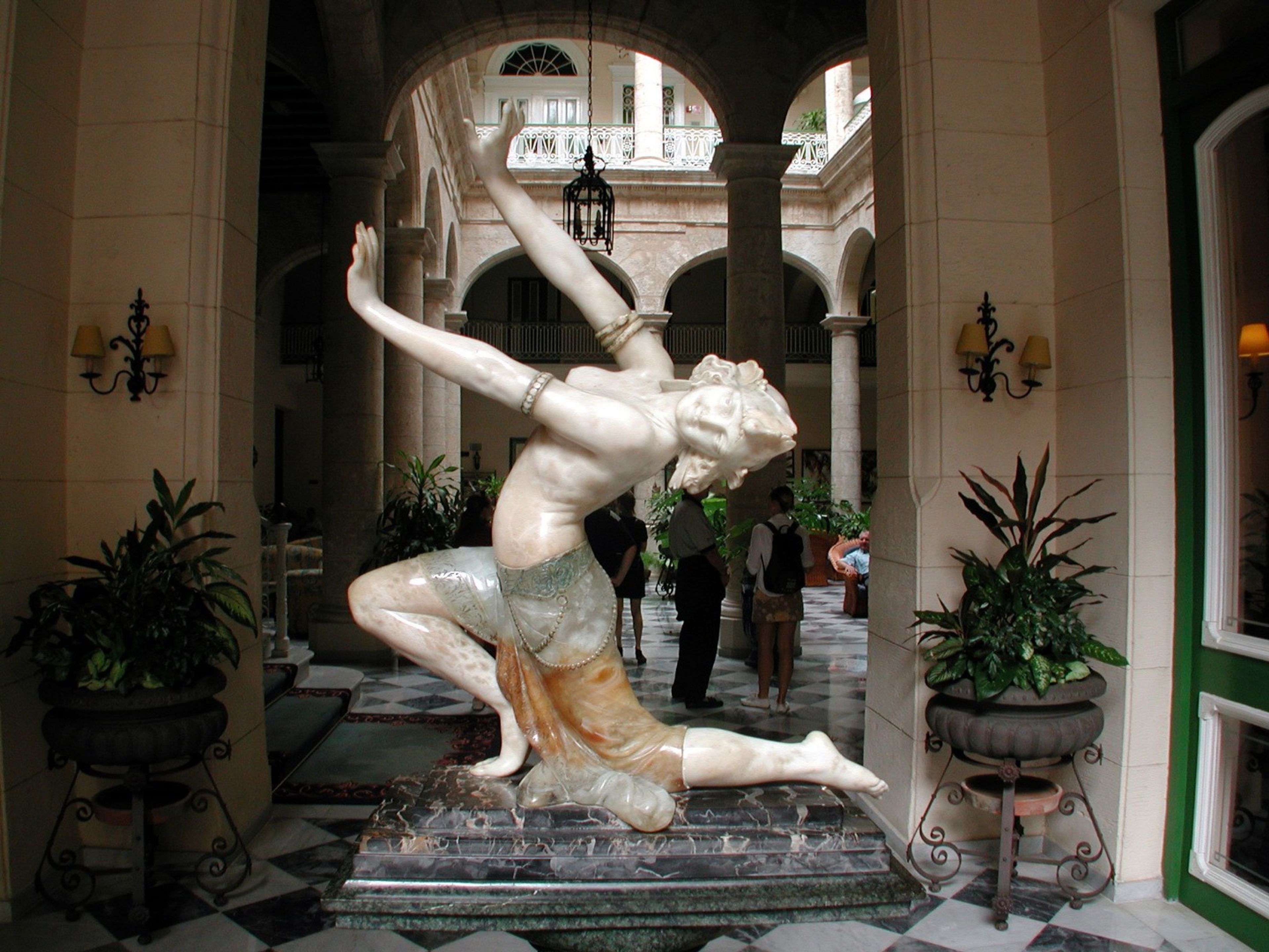 HABAGUANEX FLORIDA HôtelLa Odalisca, An art déco statue of a half-naked woman