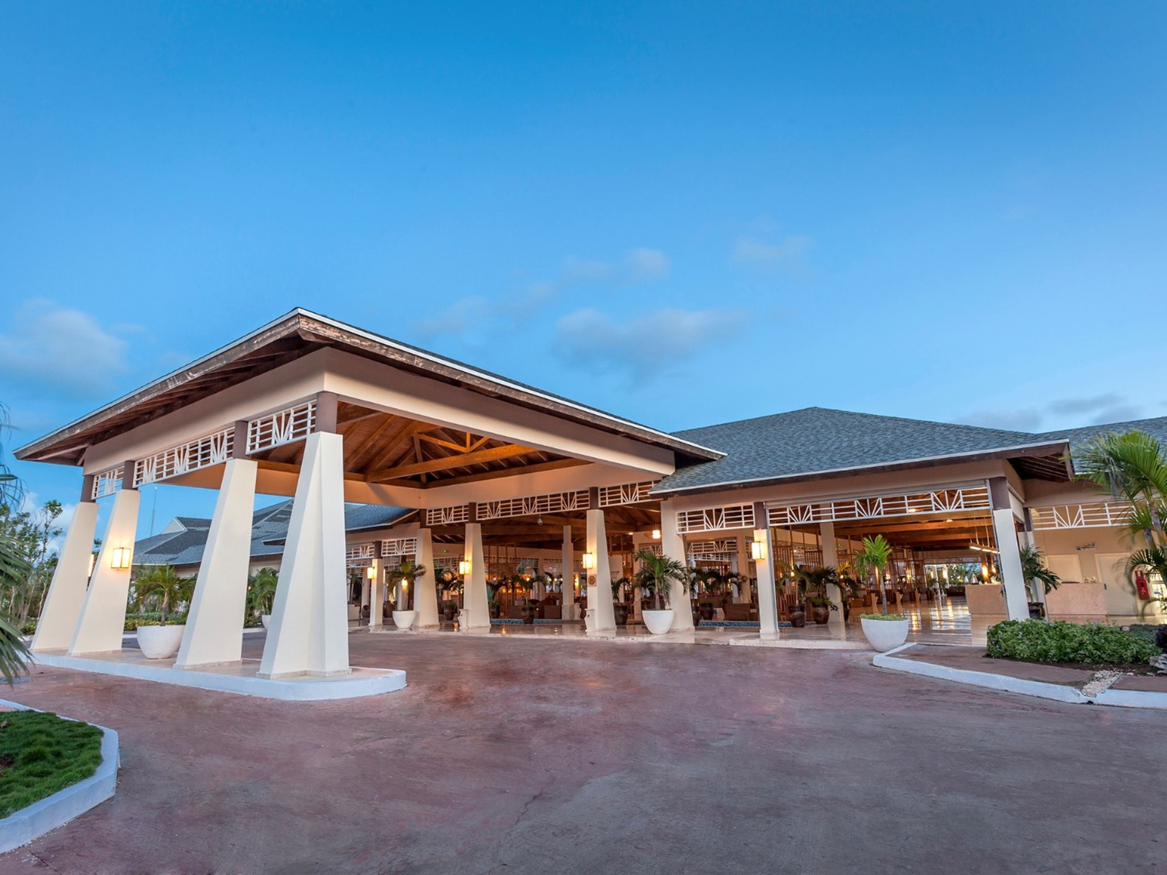 Отель MELIÁ JARDINES DEL REY ALL INCLUSIVEHotel´s entrance view