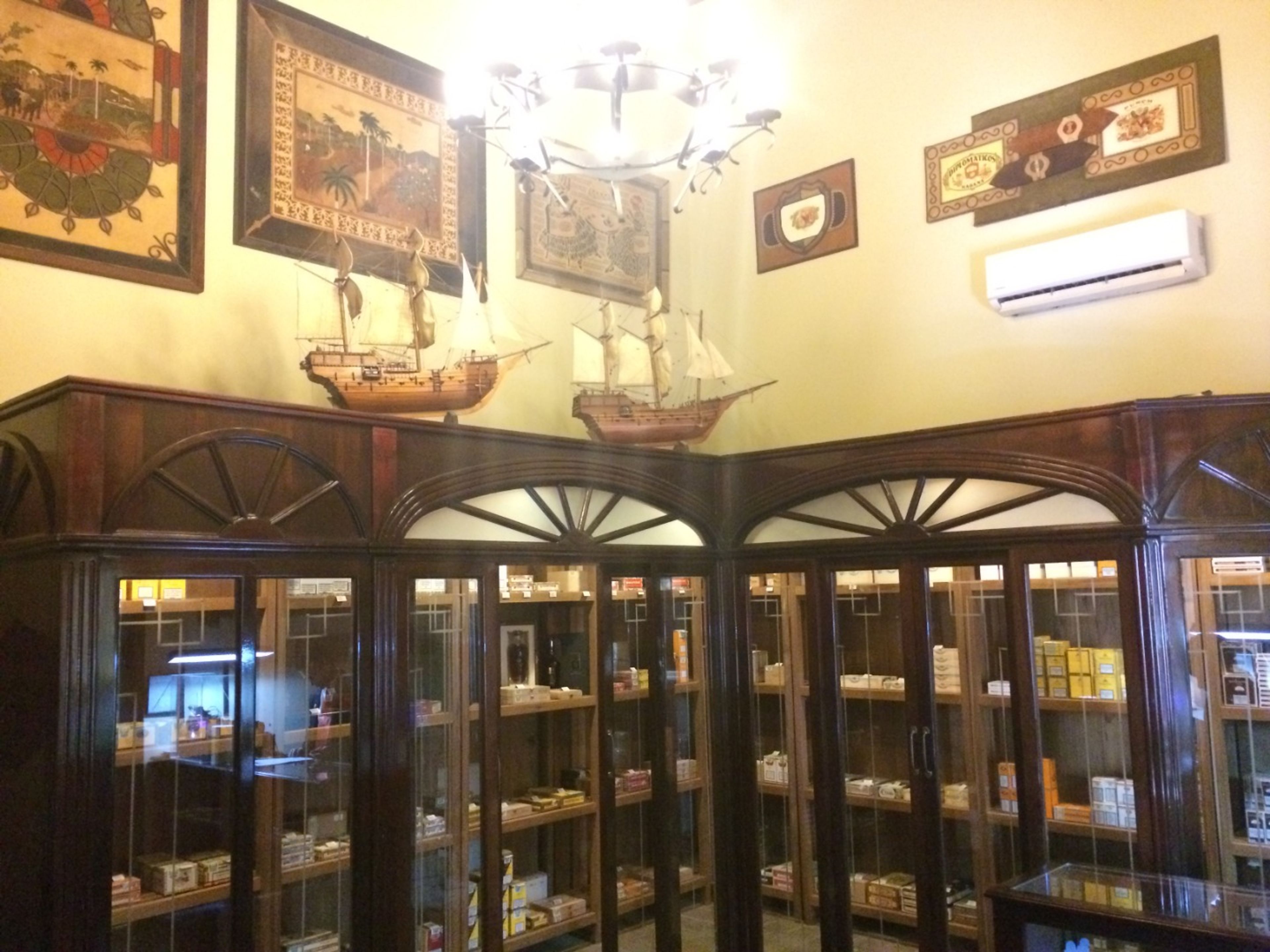 COLONIAL BY MYSTIQUE HotelCigar store view