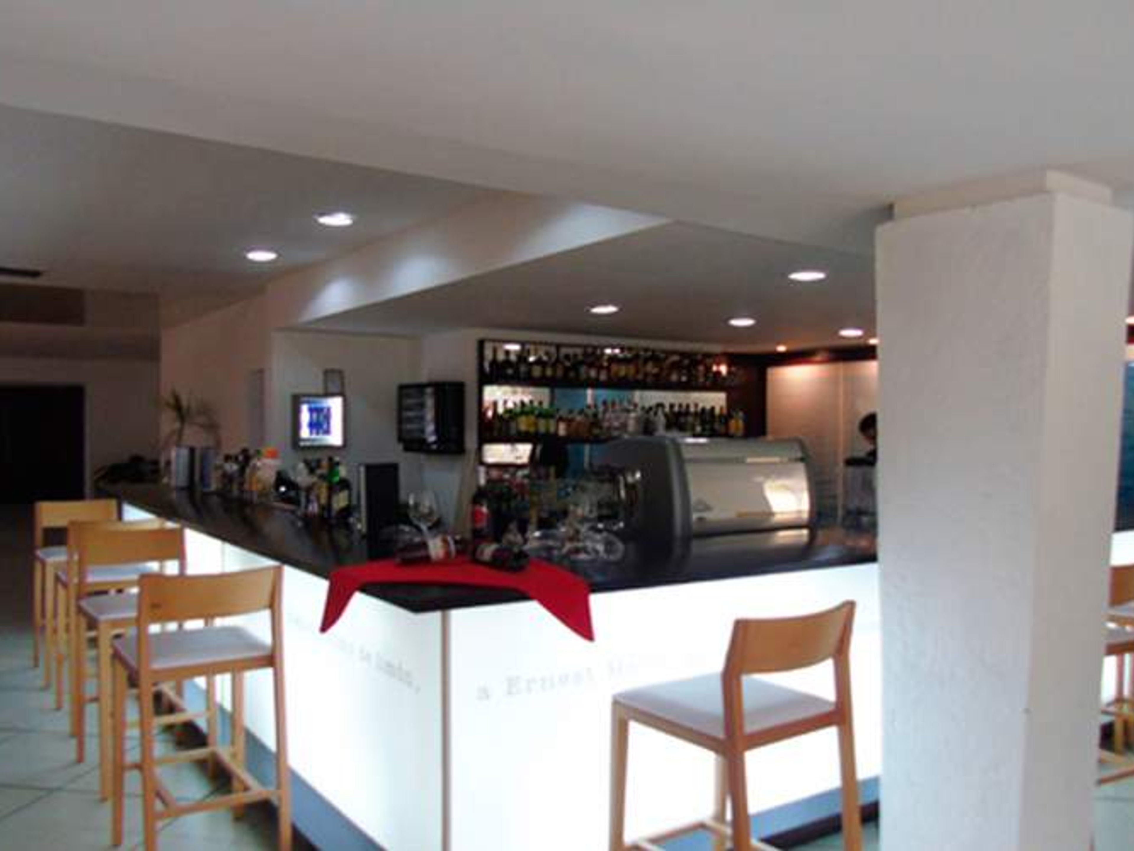 Hotel ROC EL VIEJO Y EL MARHotel´s bar view