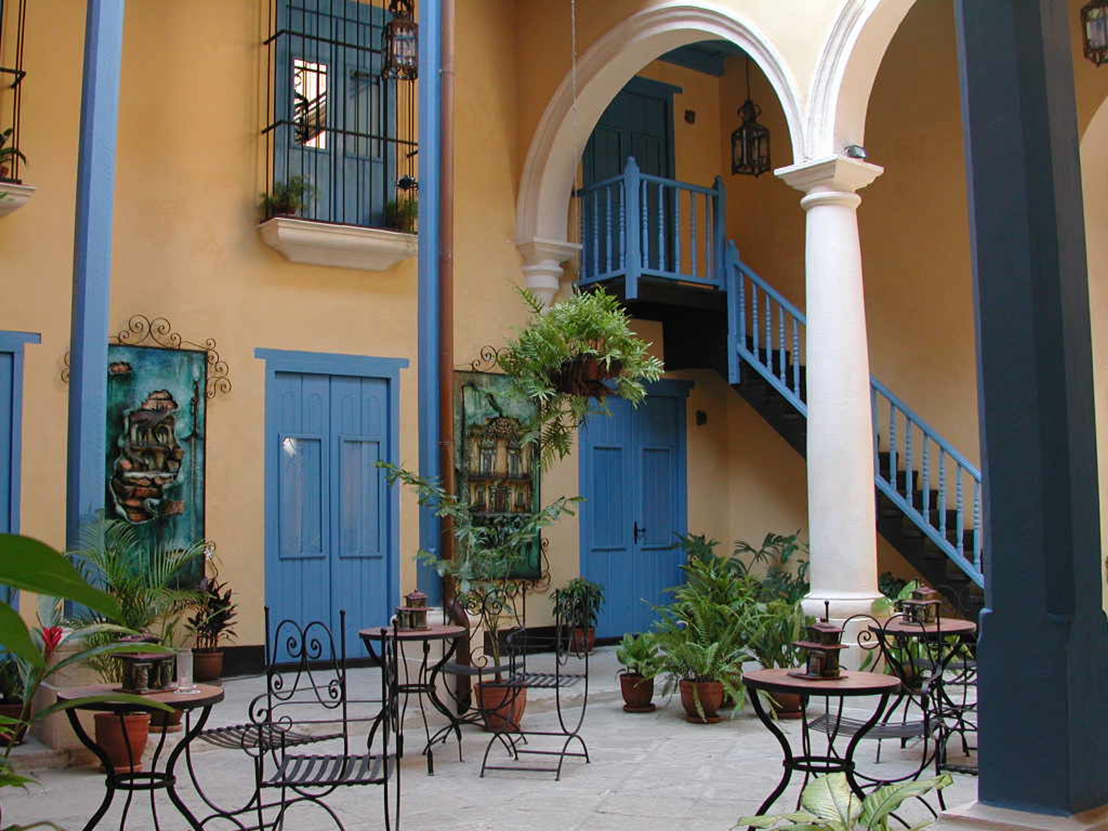HABAGUANEX BELTRÁN DE SANTA CRUZ HotelInside patio view