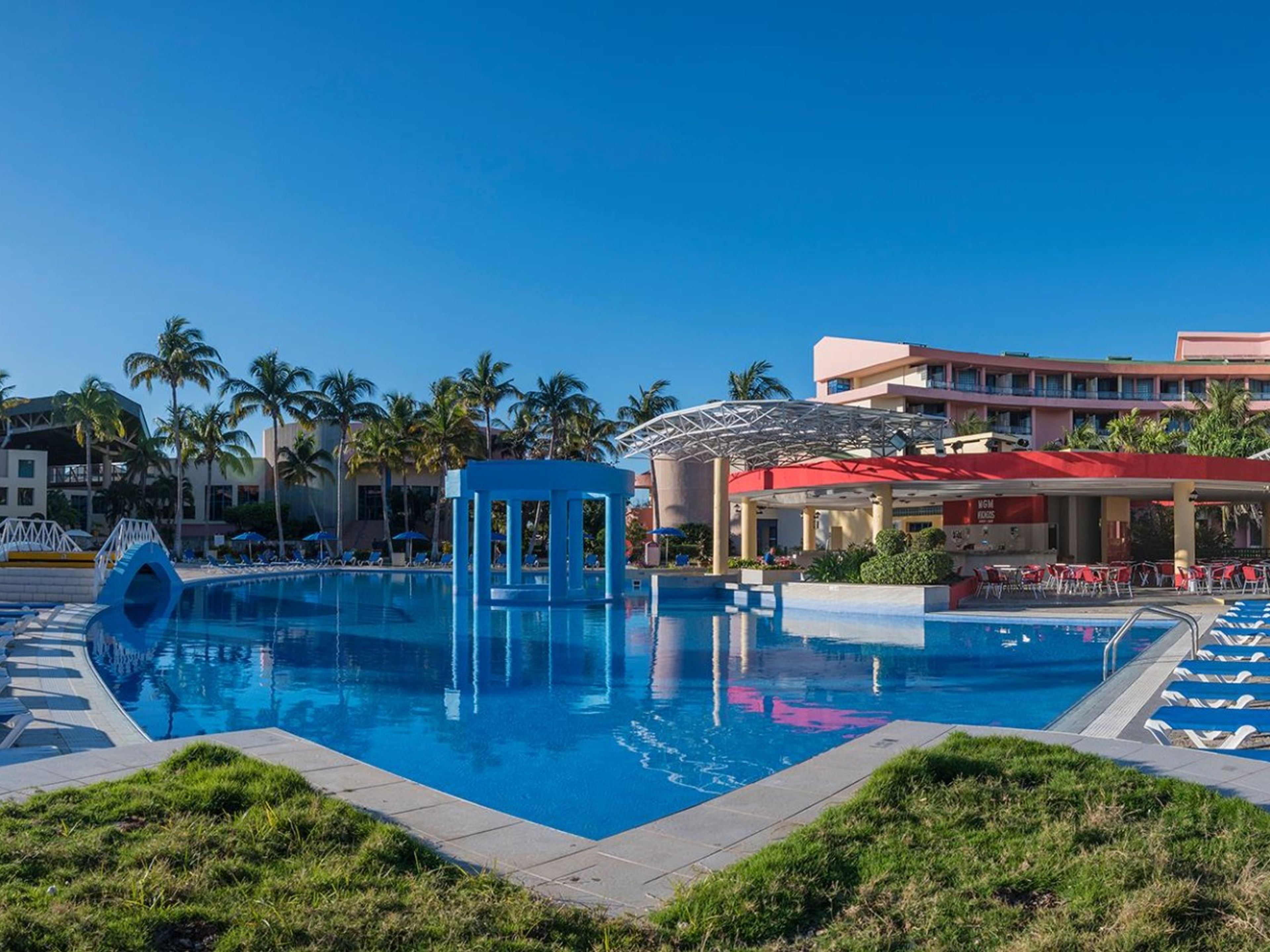 Hotel GRAN CARIBE PLAYA DE OROHotel´s pool panoramic view