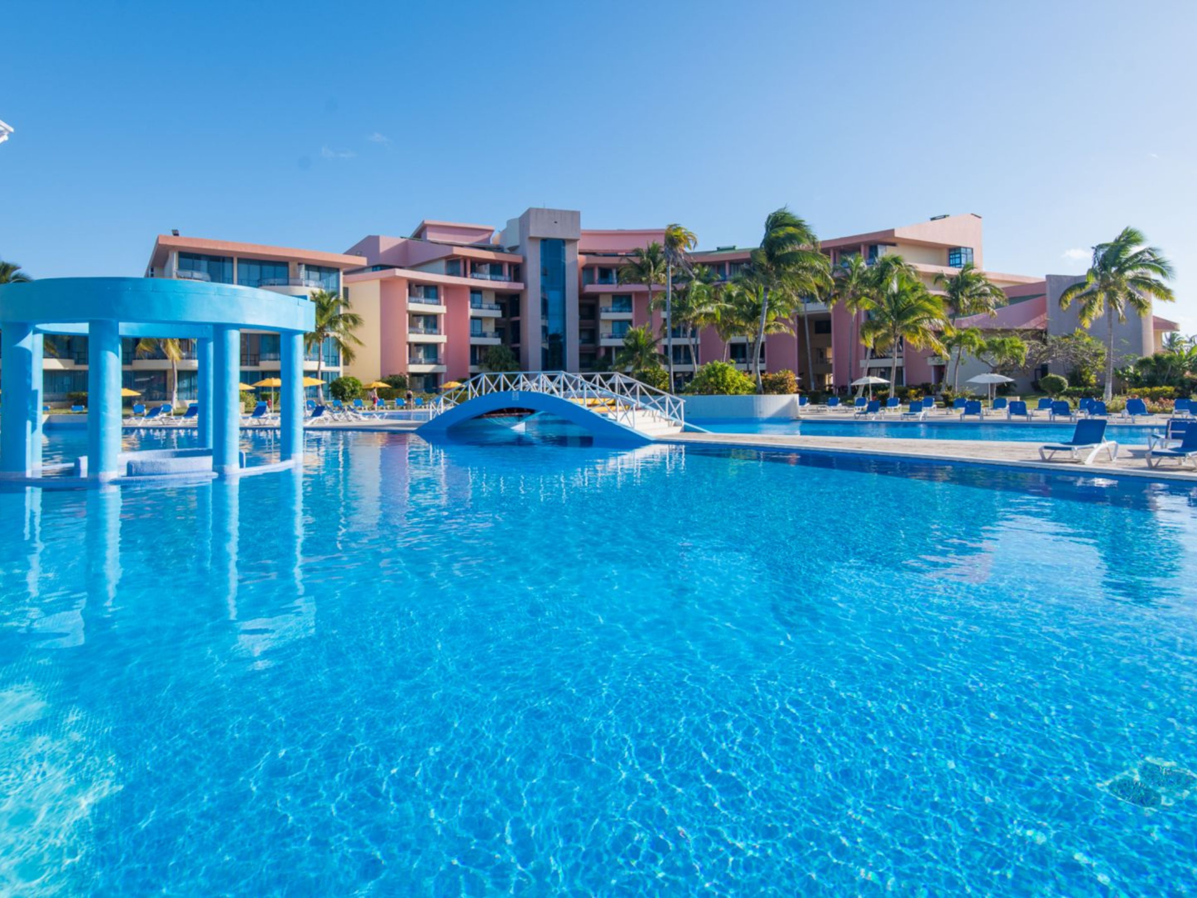 Hotel GRAN CARIBE PLAYA DE OROHotel´s pool panoramic view