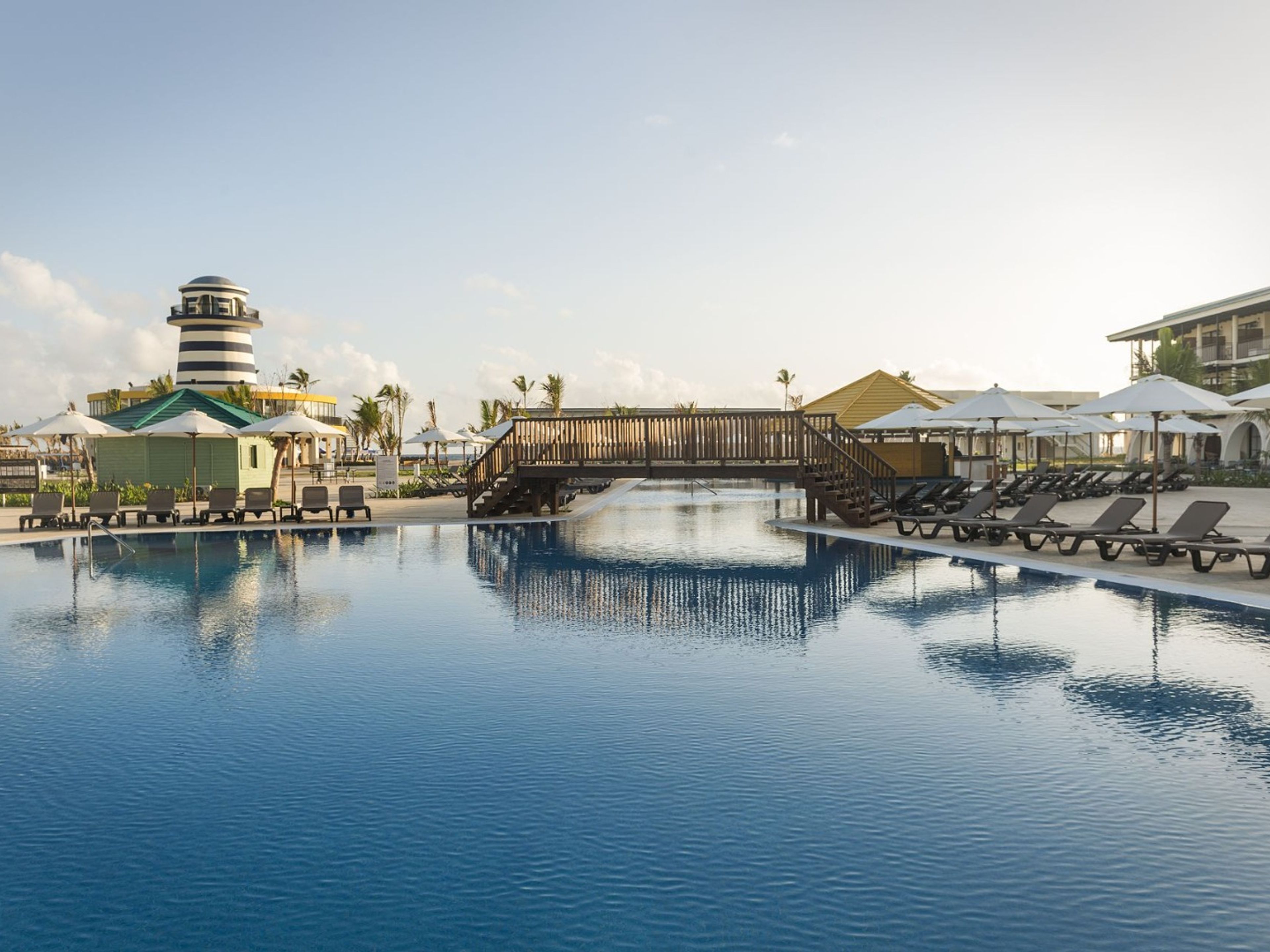 Hôtel OCEAN EL FARO.Hotel's pool panoramic view.