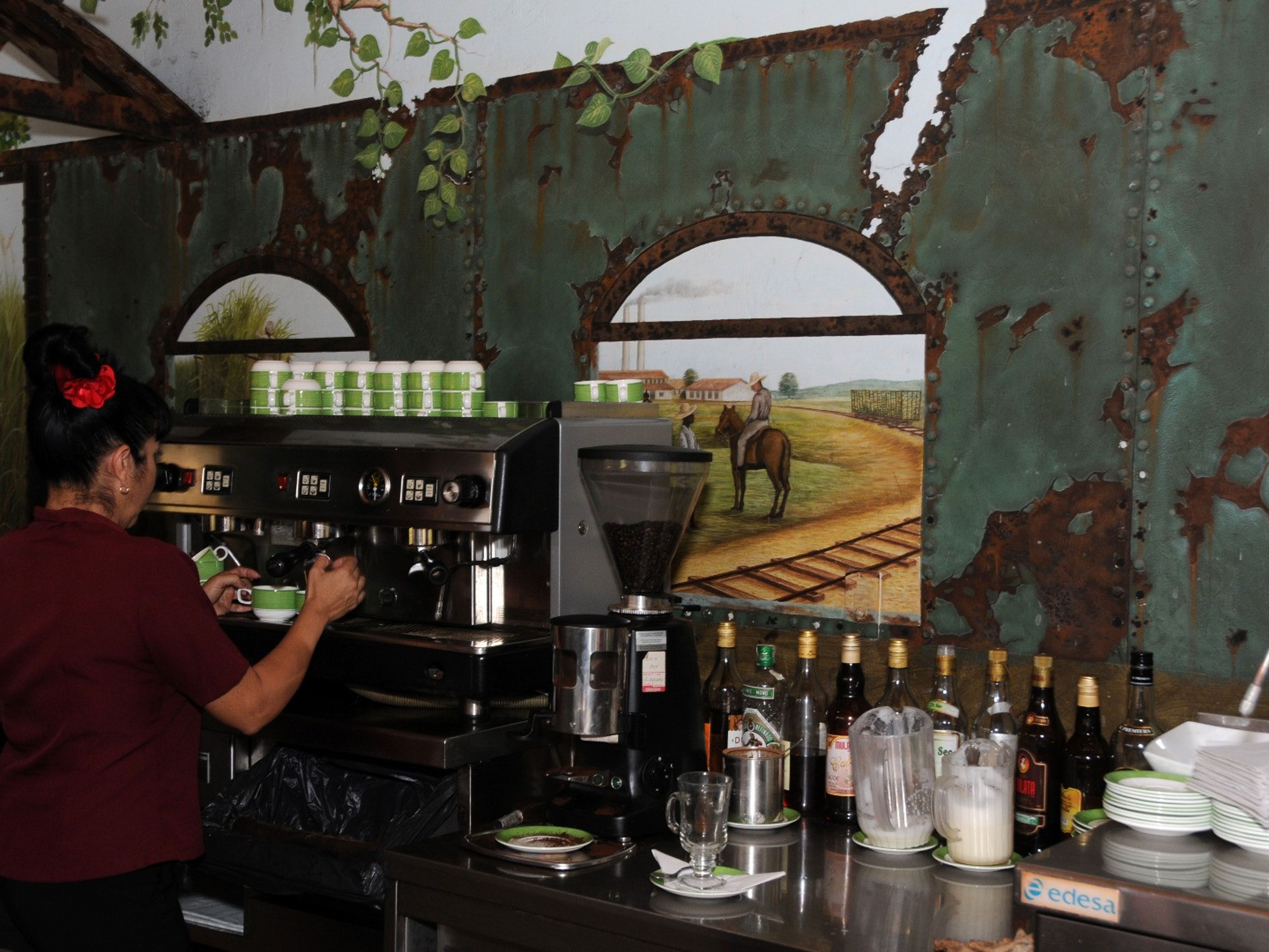 Hotel PLAYA PESQUERO RESORT, SUITE & SPABar services at the lobby