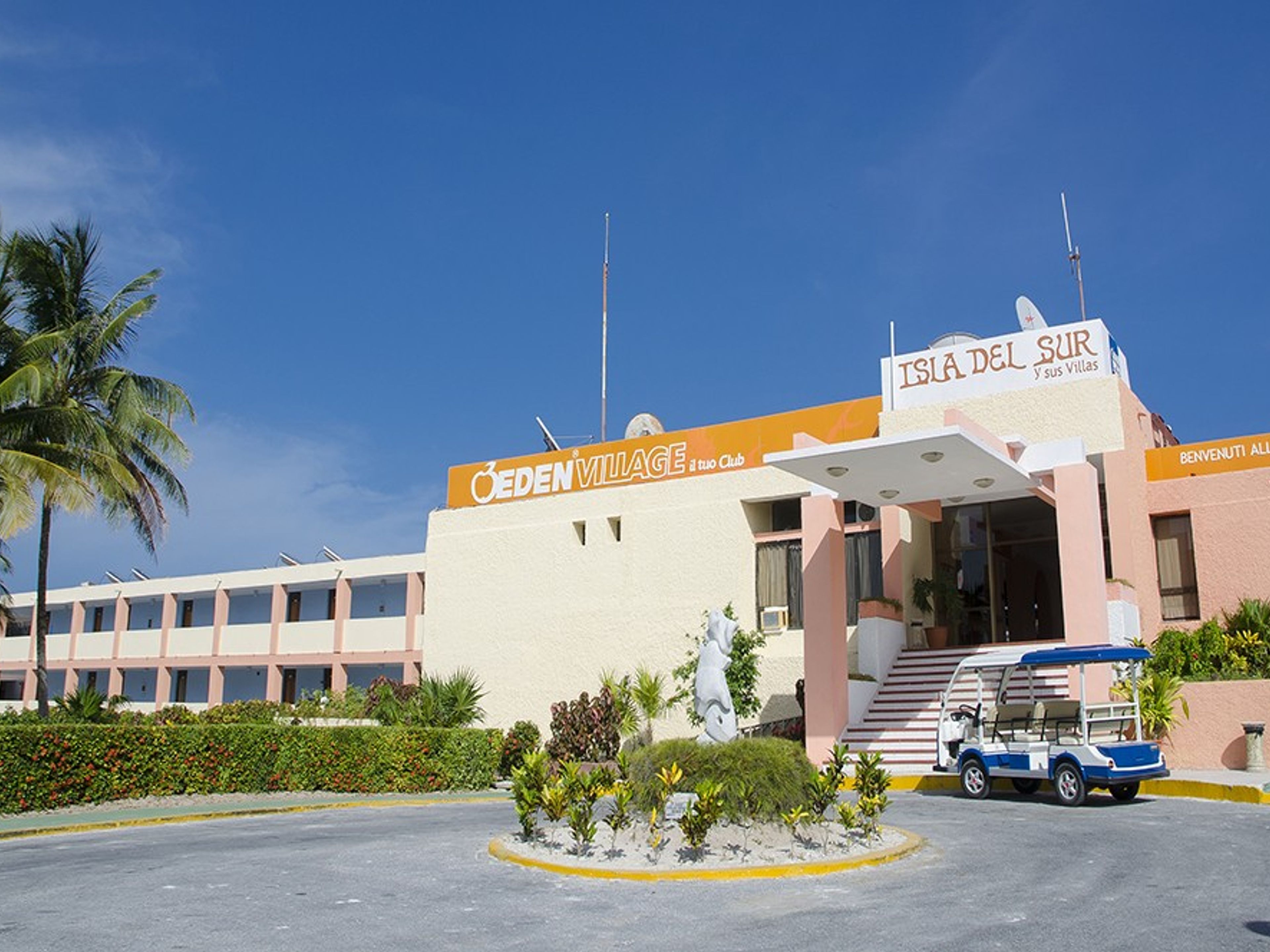 VILLA SERENAHotel's entrance panoramic view