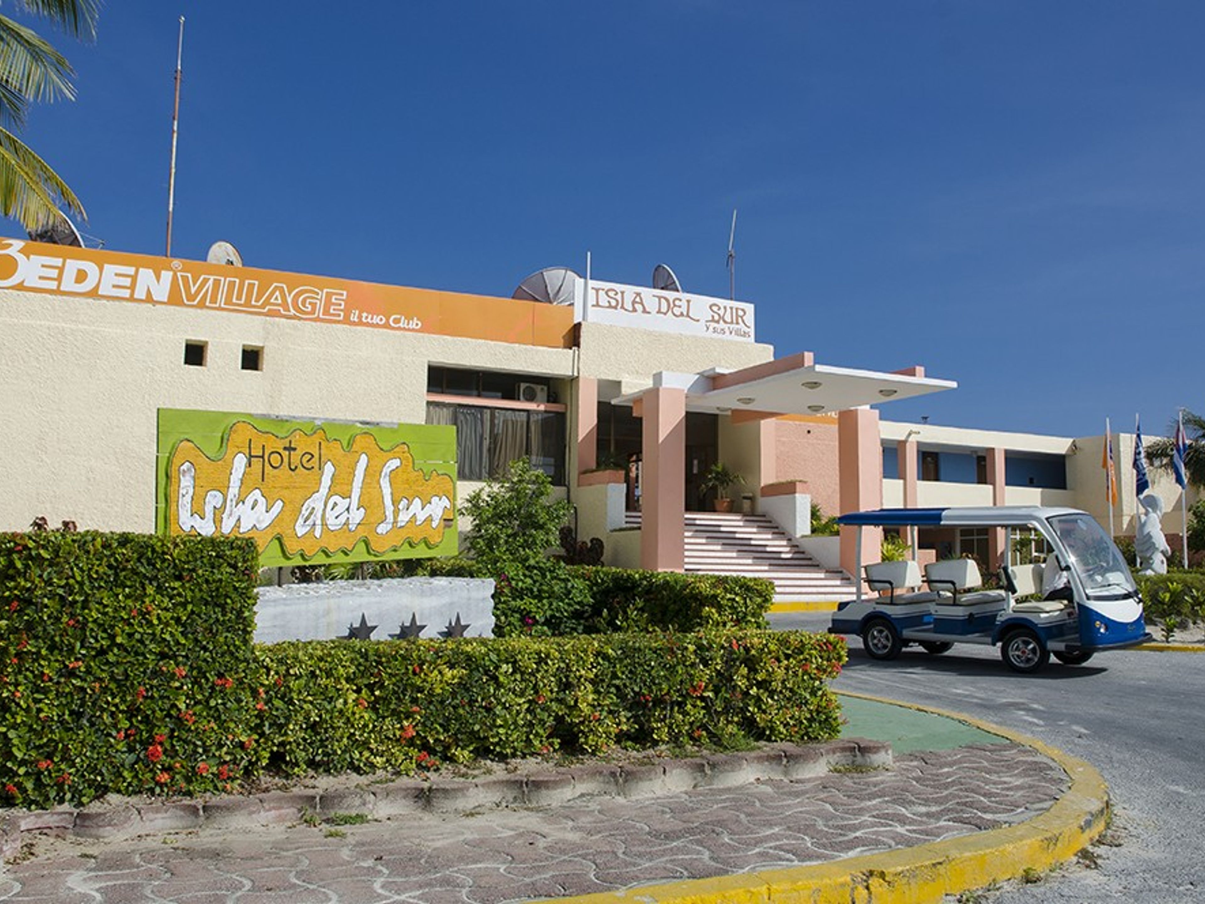 VILLA SERENAHotel's entrance panoramic view